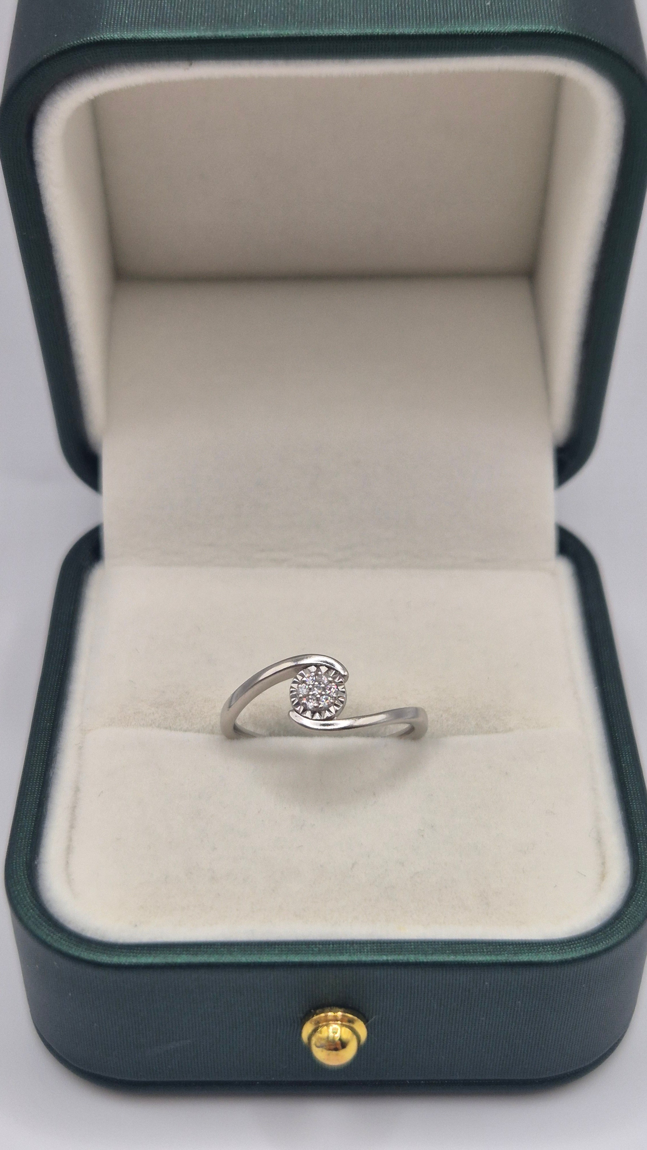 9ct white gold diamond cluster ring