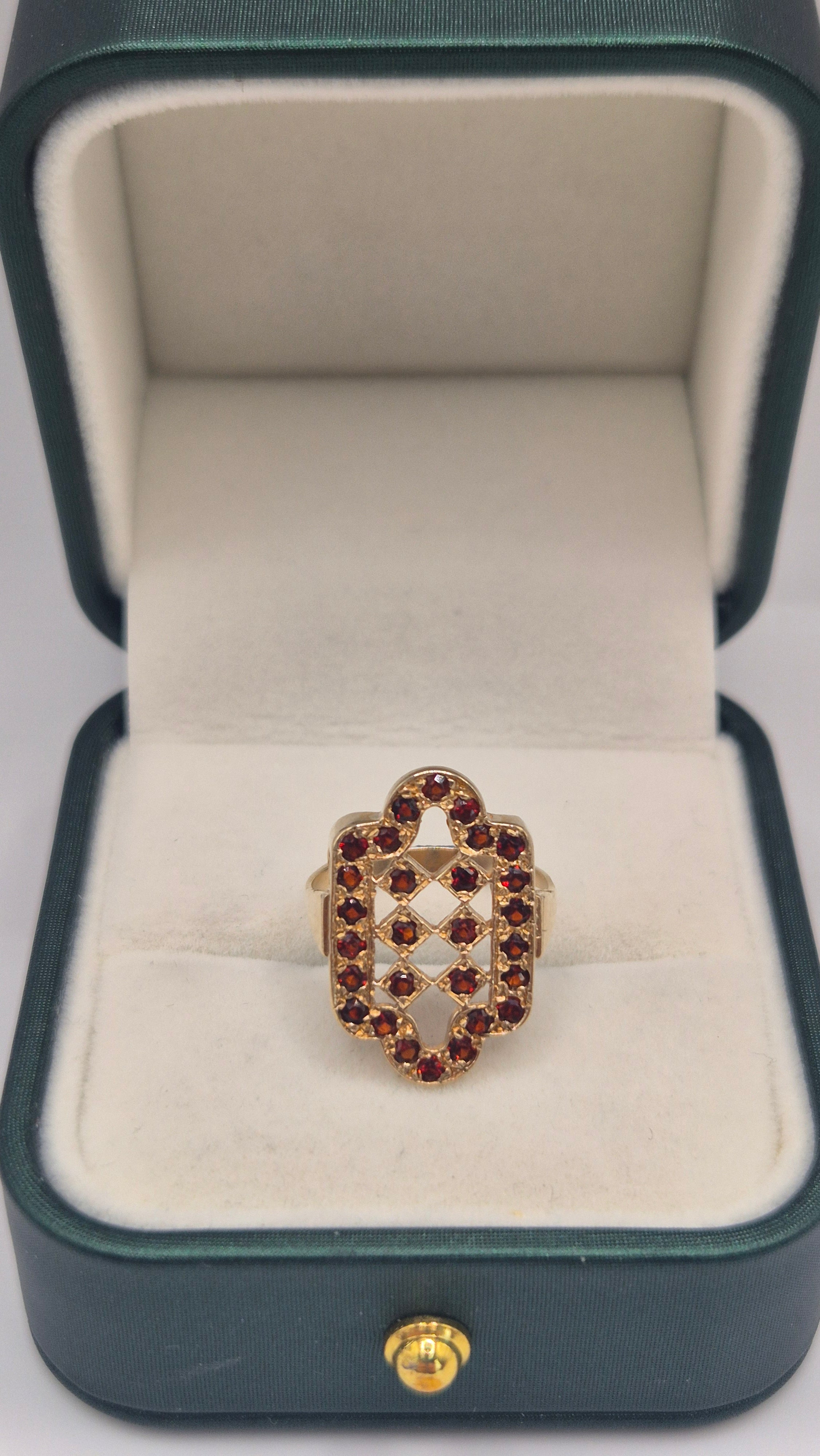 9ct gold garnet ring