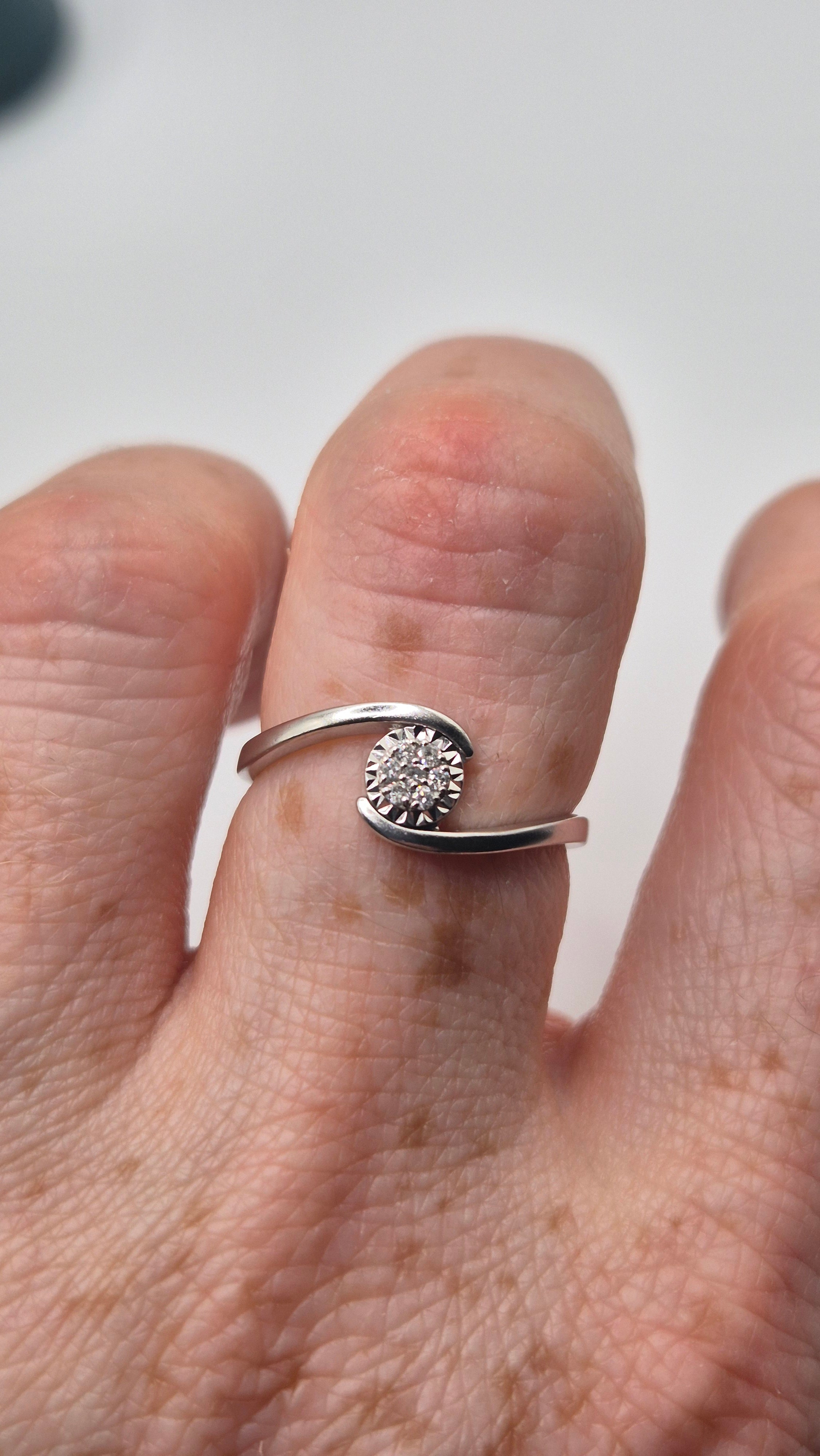 9ct white gold diamond cluster ring