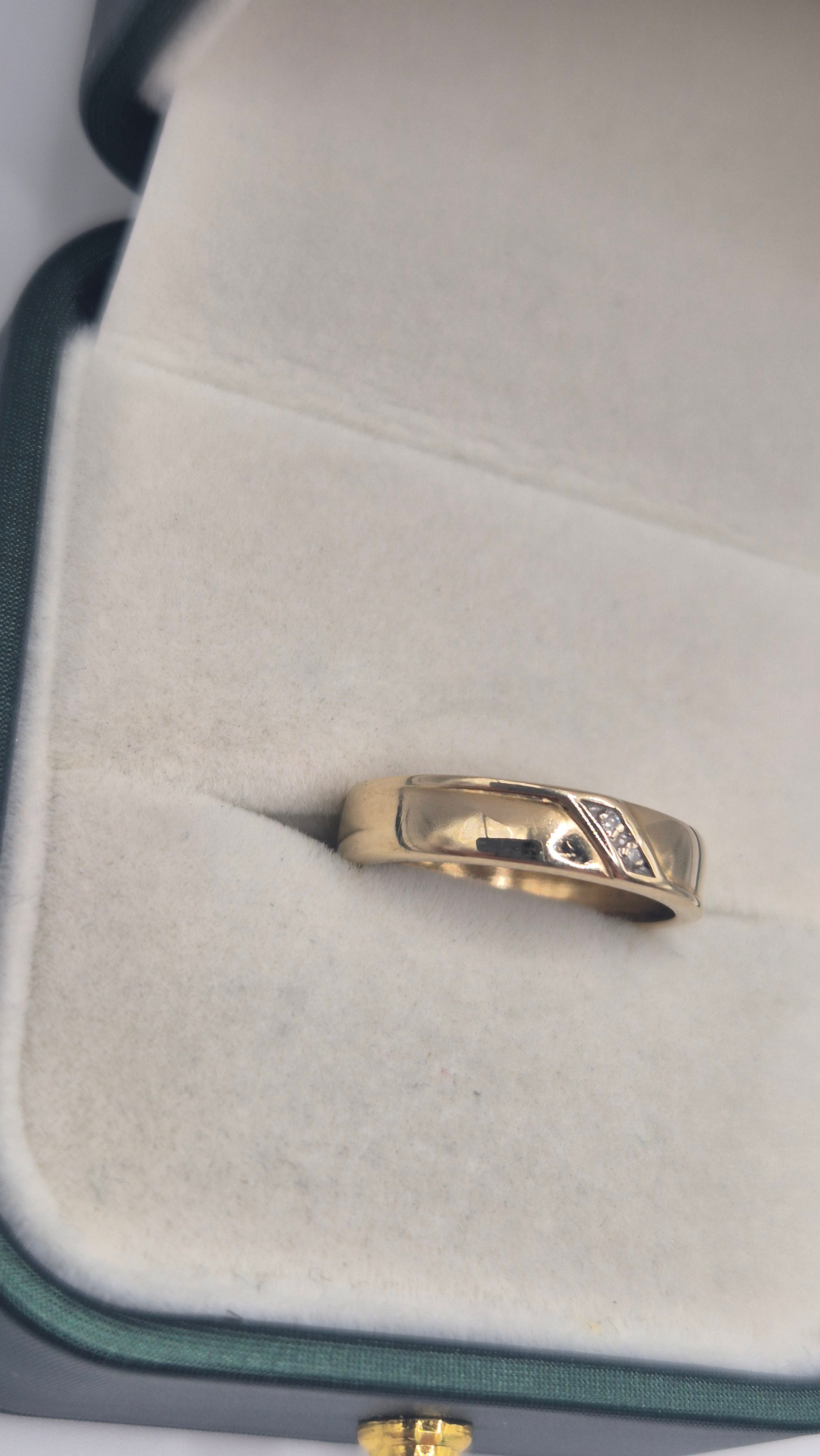 9ct gold diamond ring
