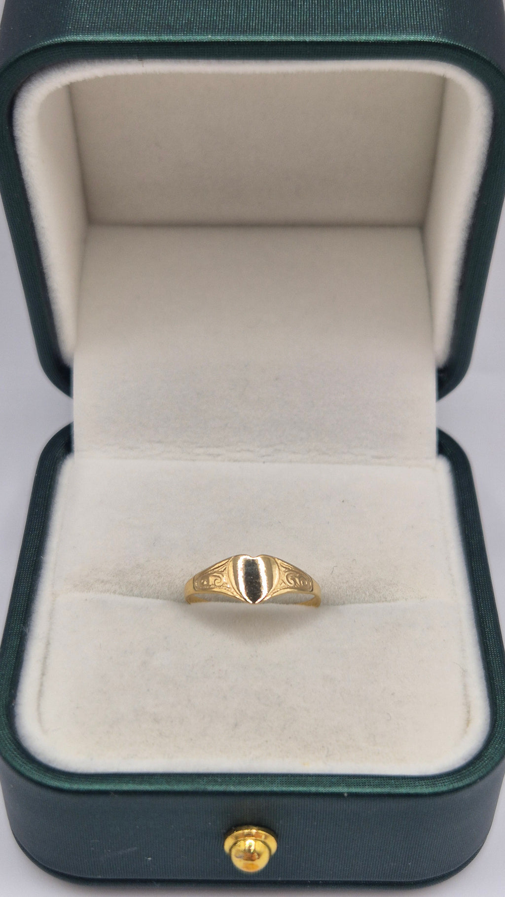 9ct gold heart signet ring