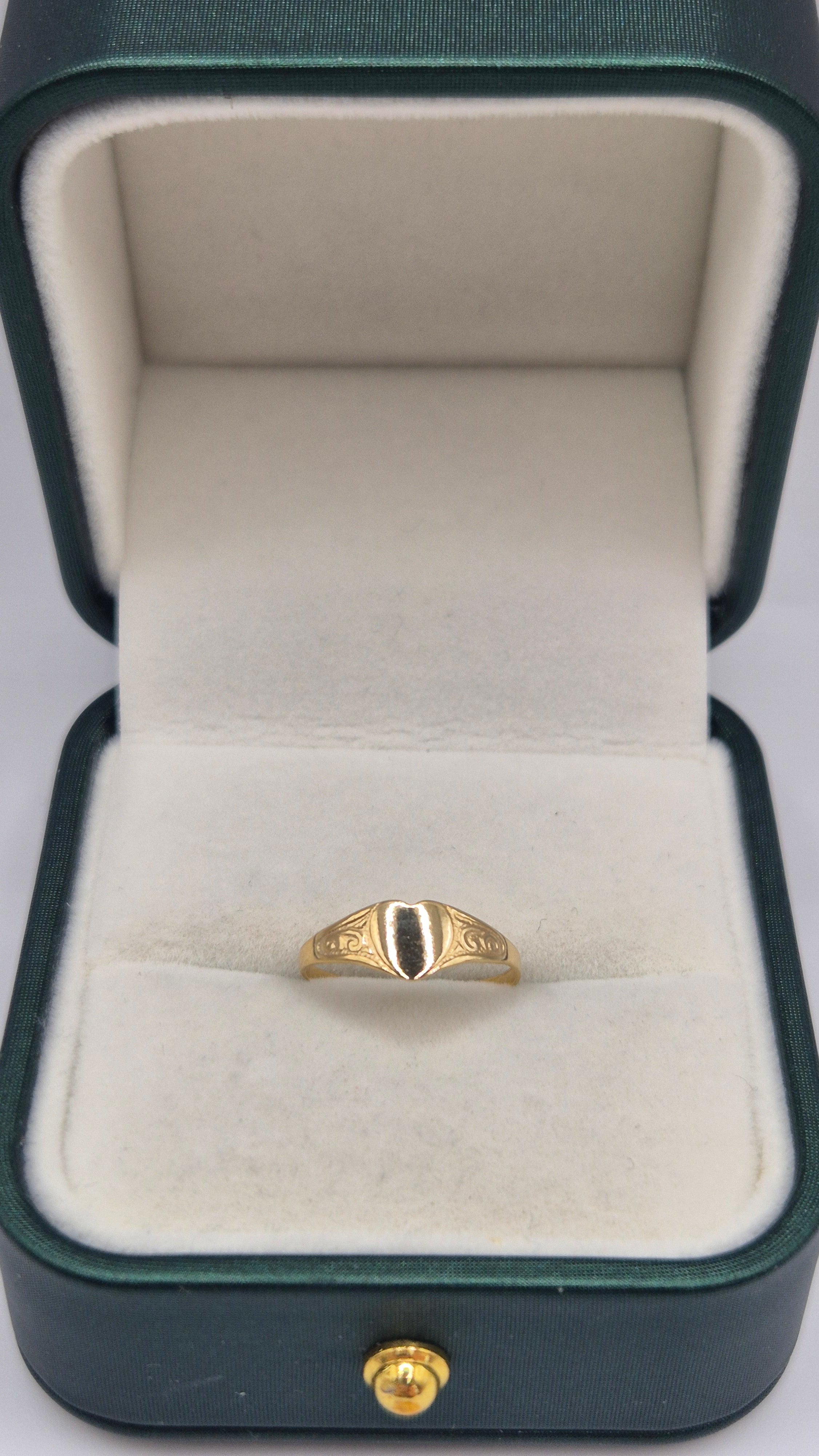 9ct gold heart signet ring