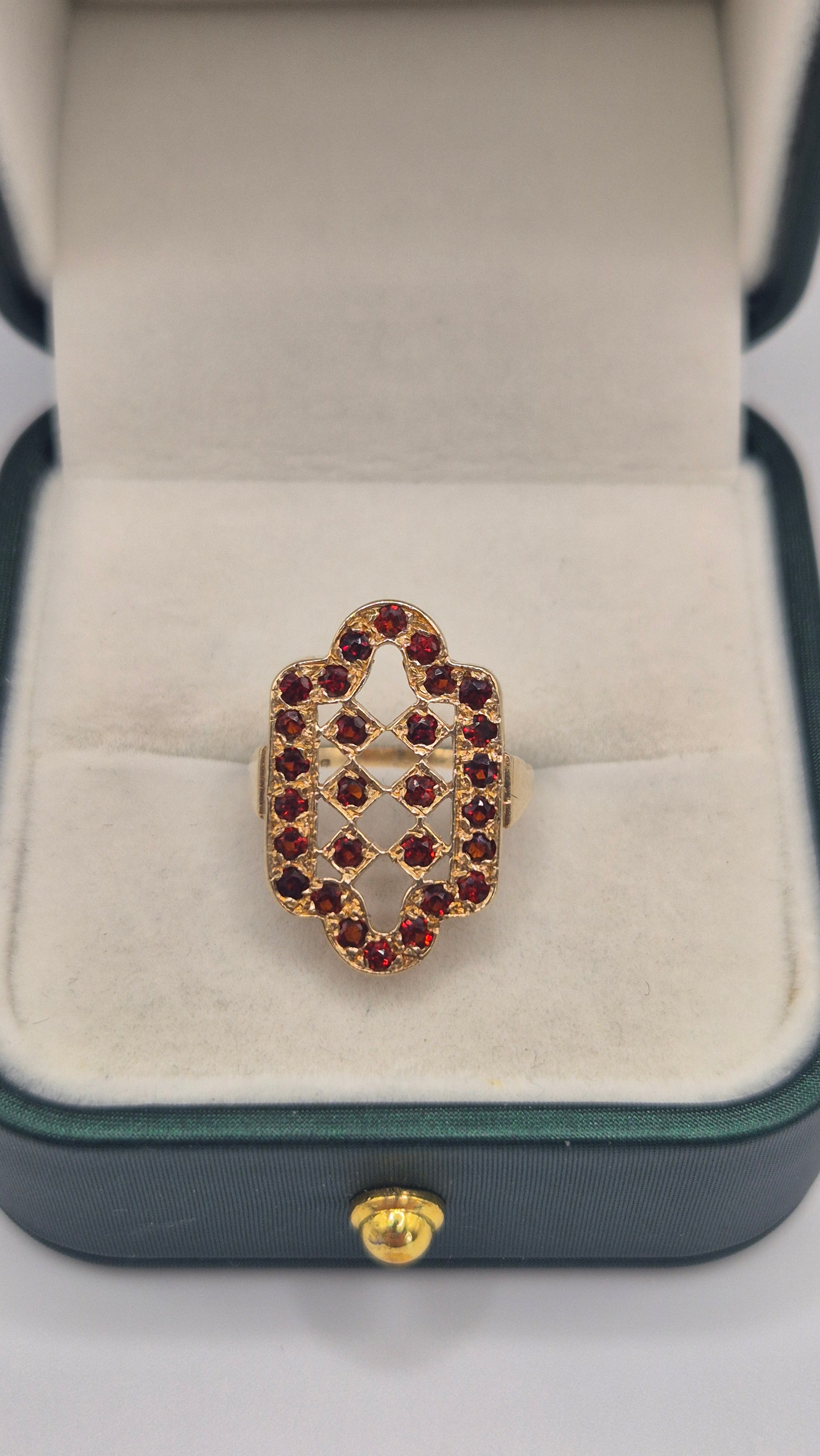 9ct gold garnet ring