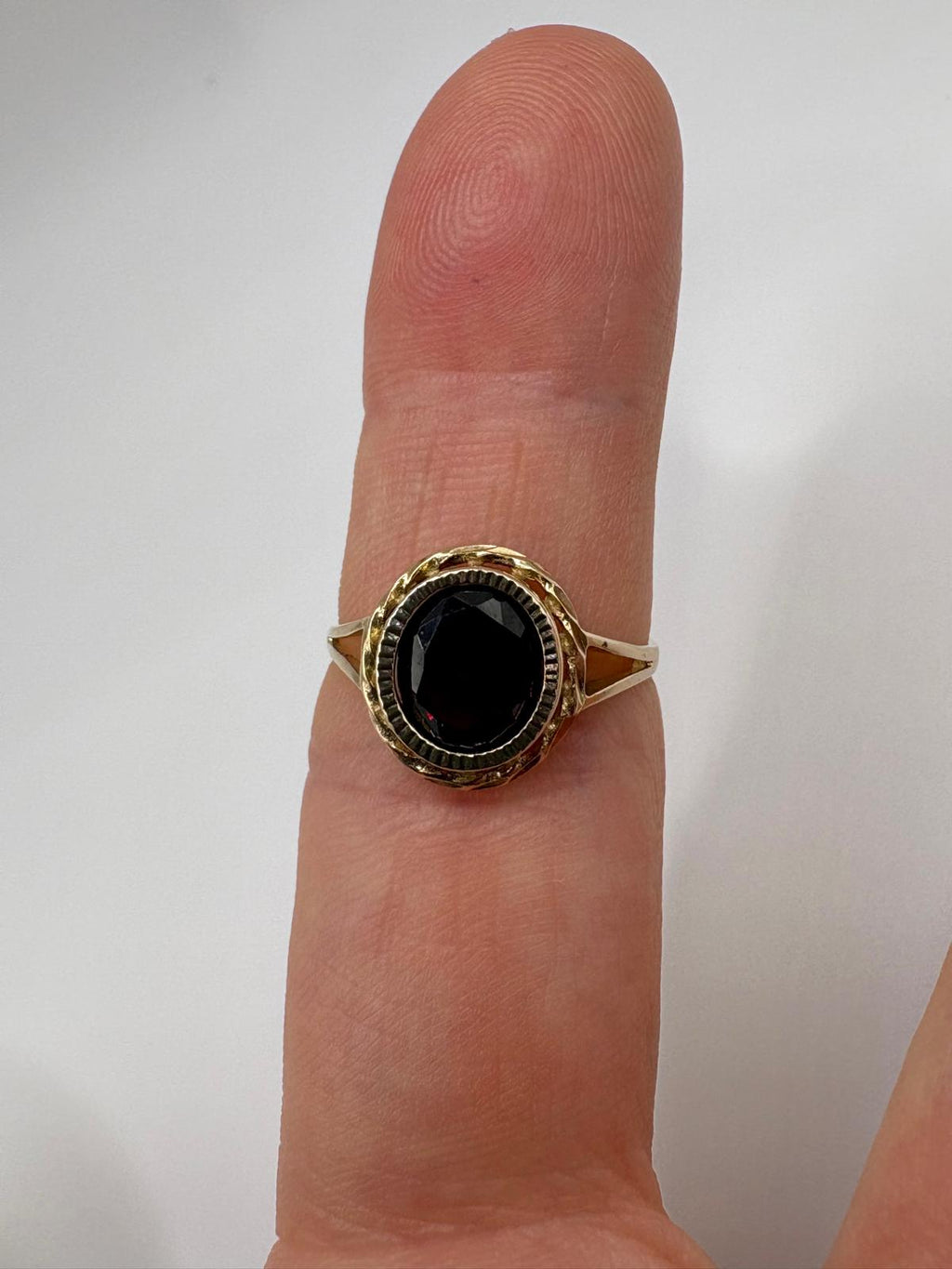 9ct gold garnet ring