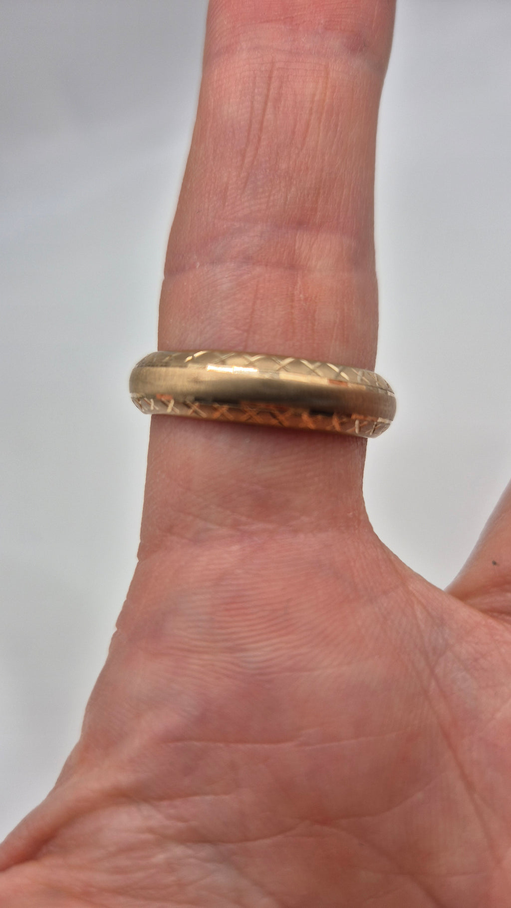 9ct gold patterned band ring