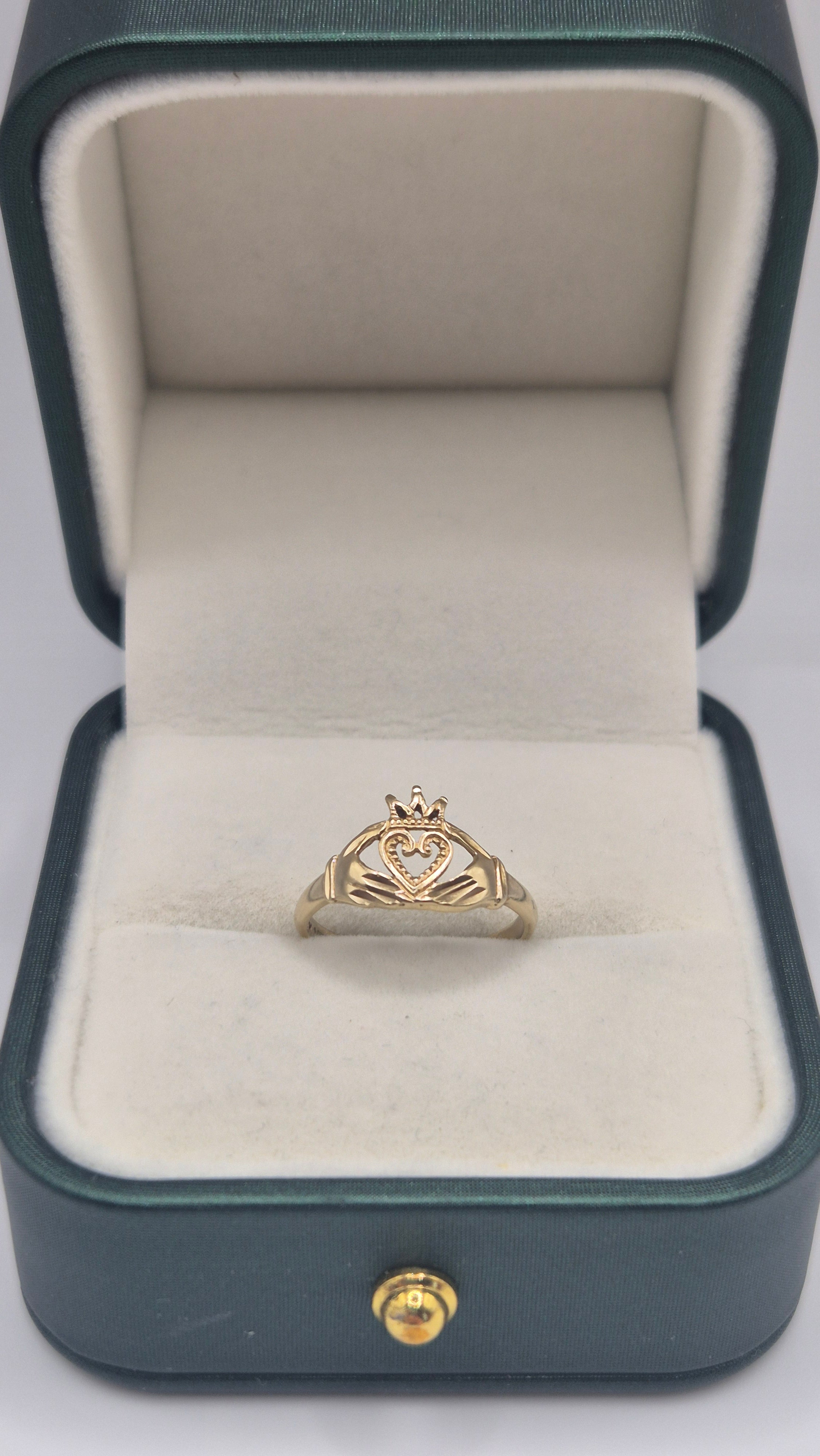 9ct gold claddagh ring