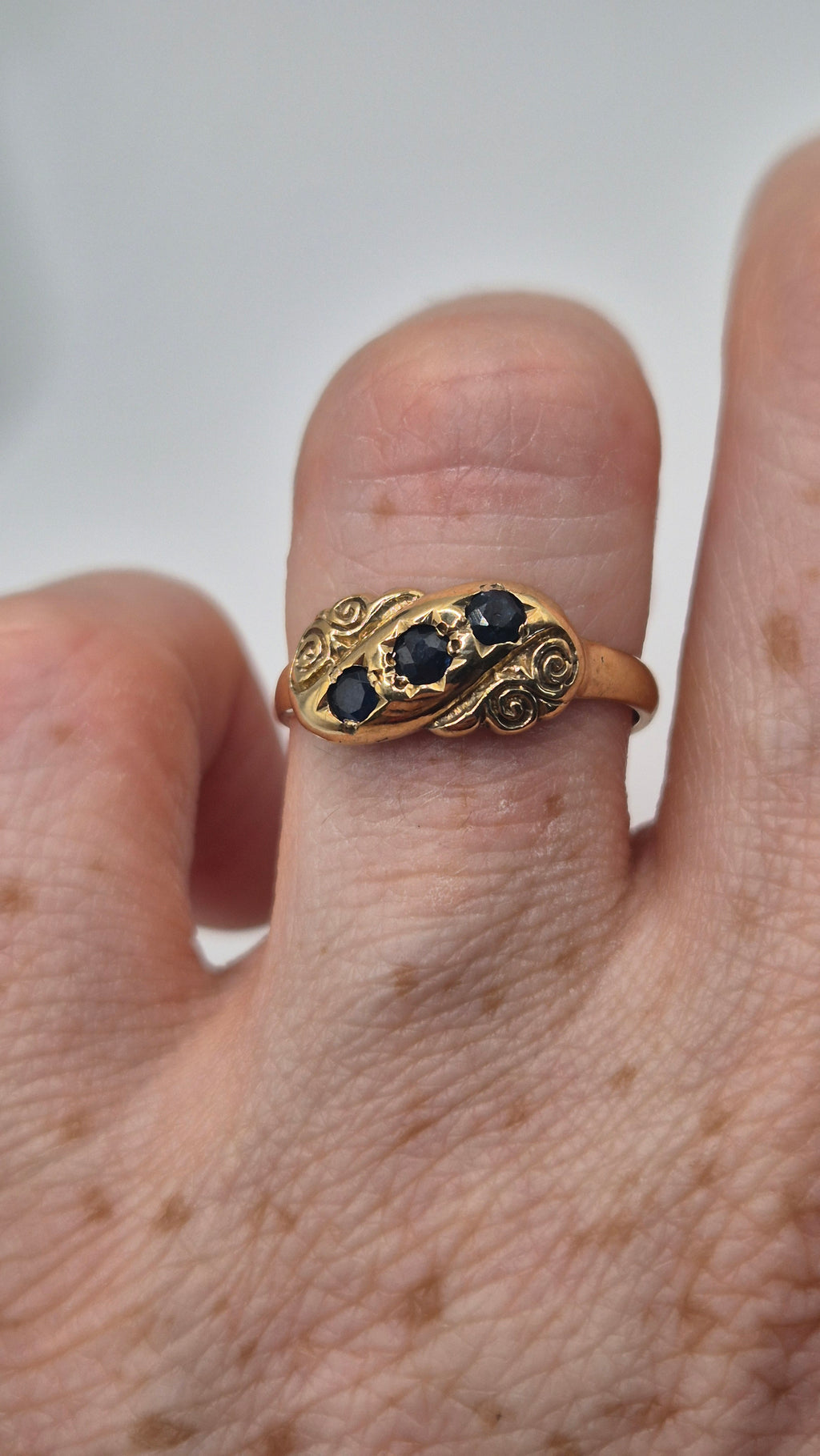 9ct gold spinel star gypsy ring