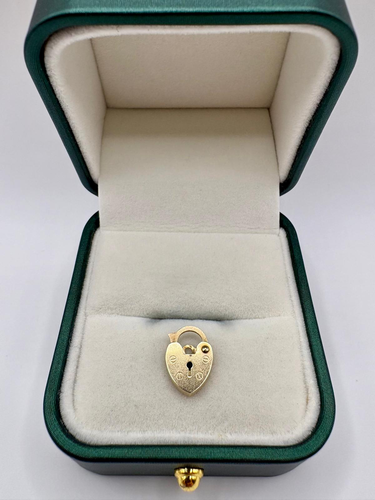 9ct gold padlock (1)