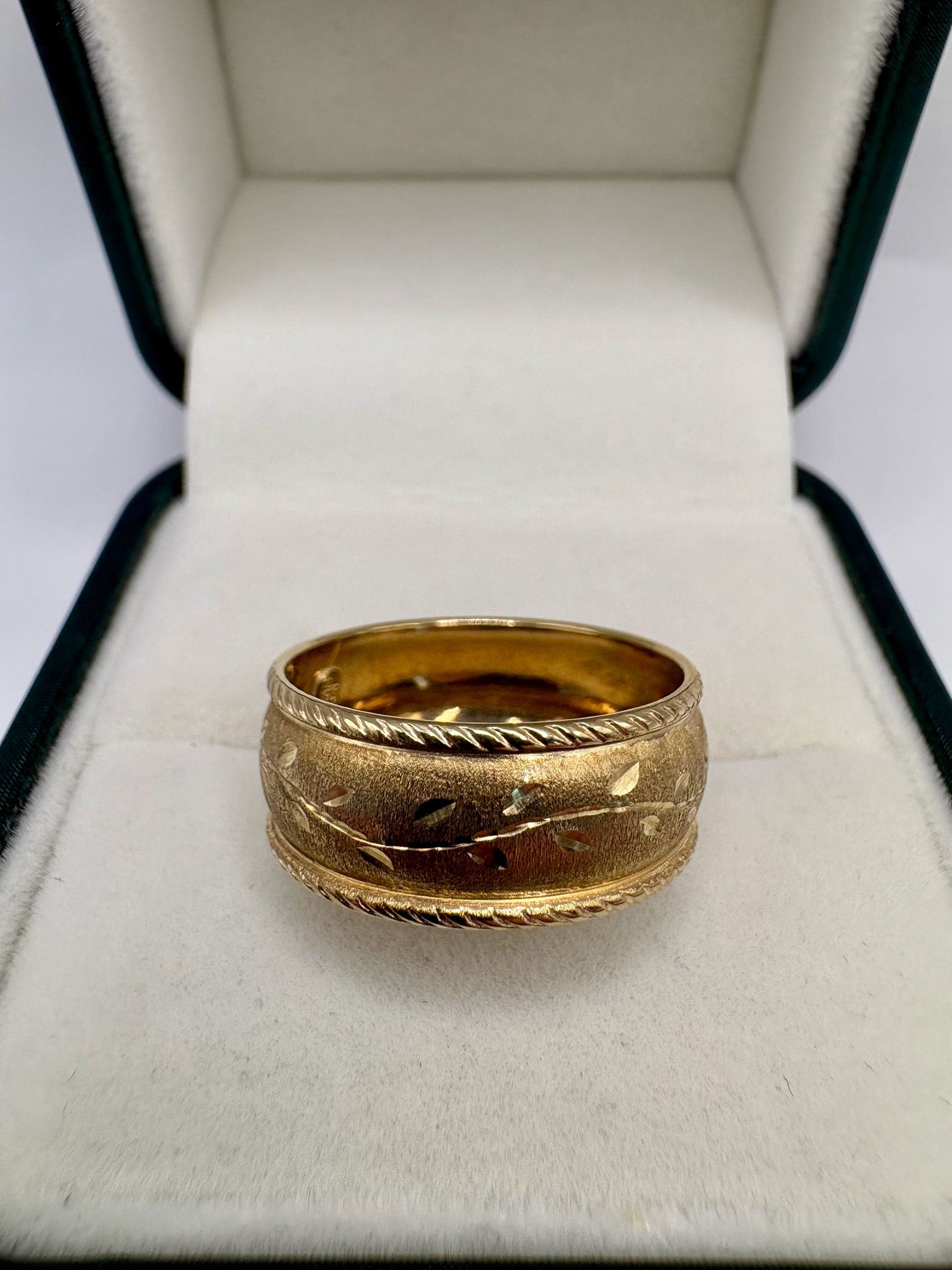 9ct gold patterned gold ring
