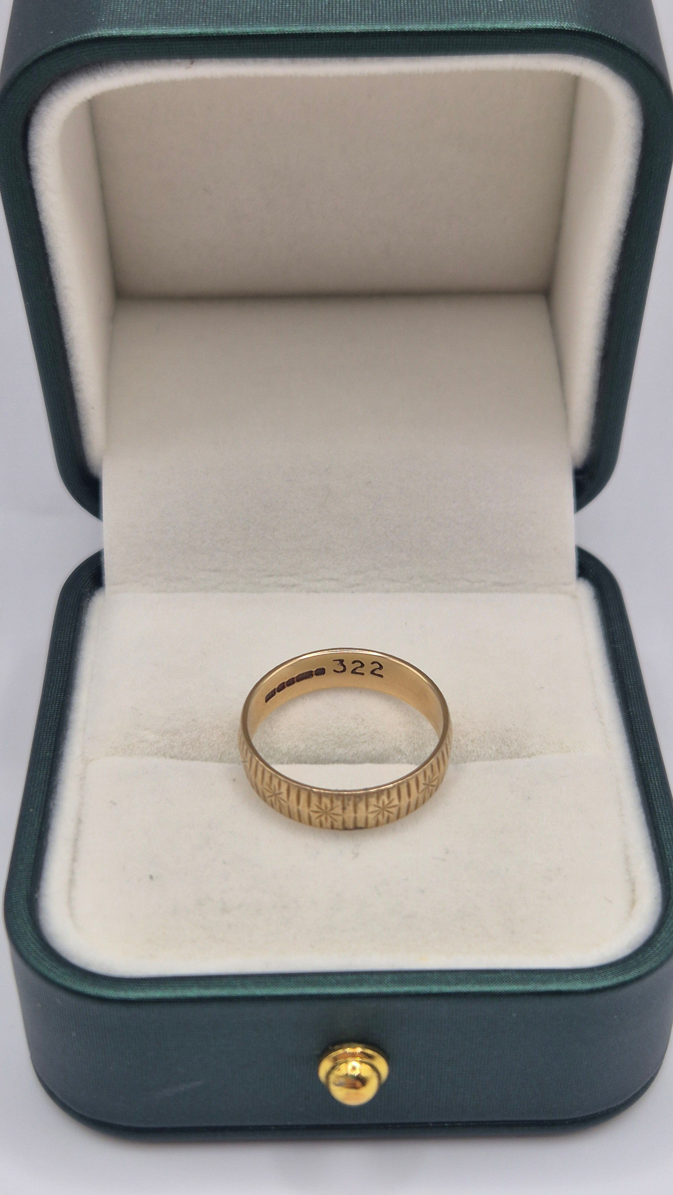 9ct gold star patterned band