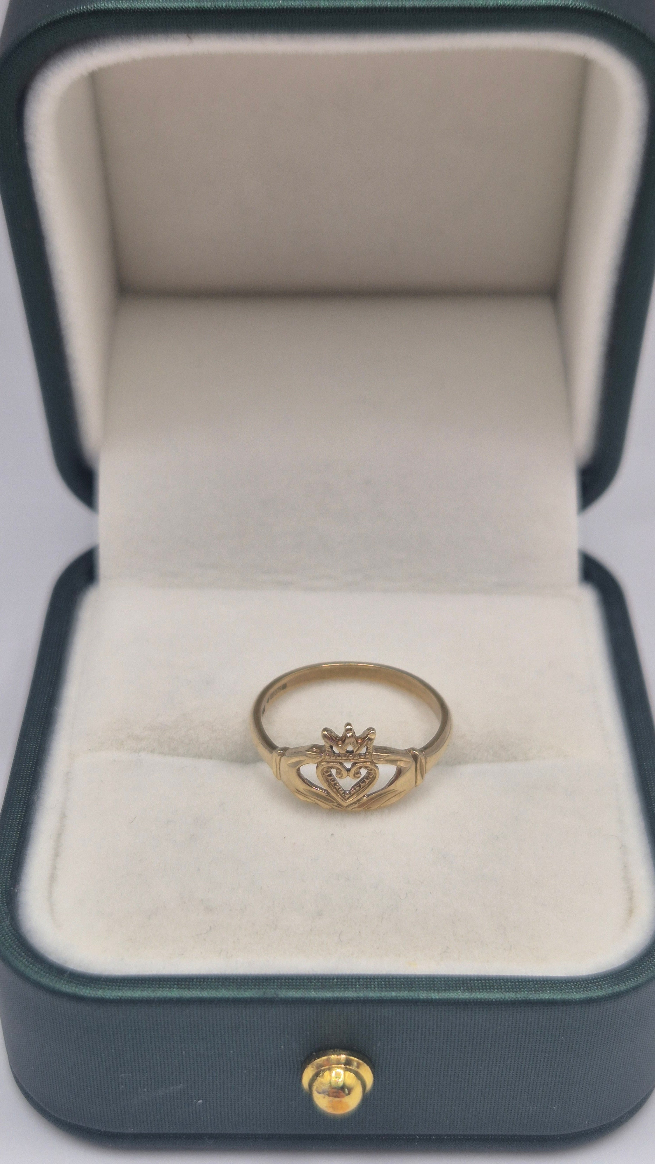 9ct gold claddagh ring