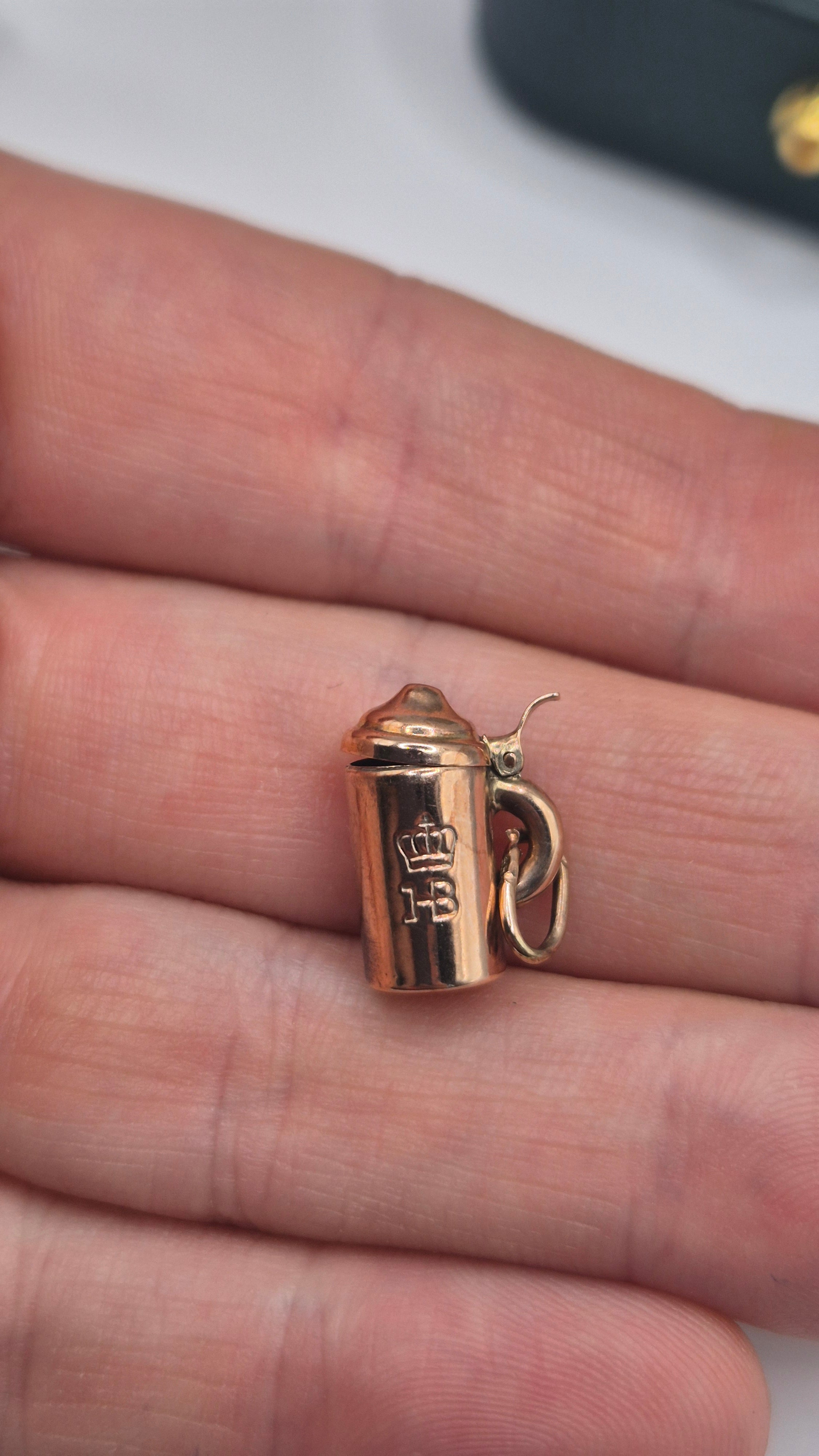 9ct gold can charm