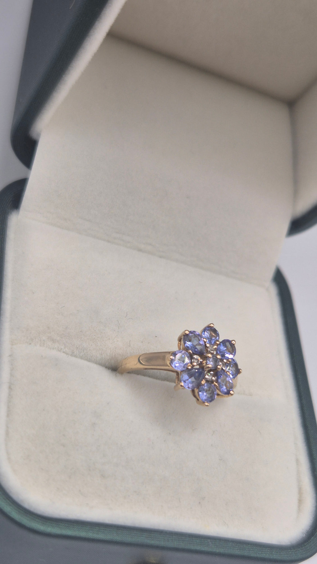 9ct gold tanzanite and diamond cluster ring