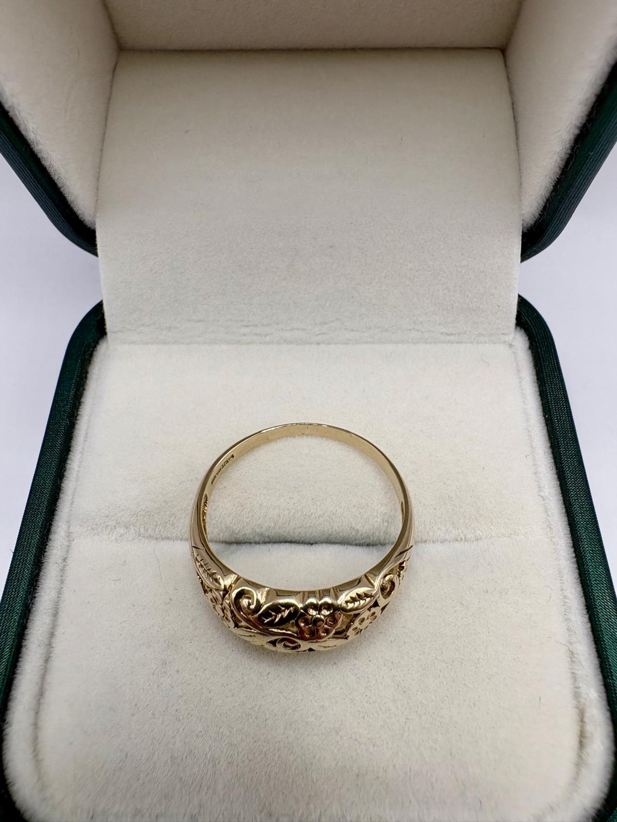 9ct gold patterned ring