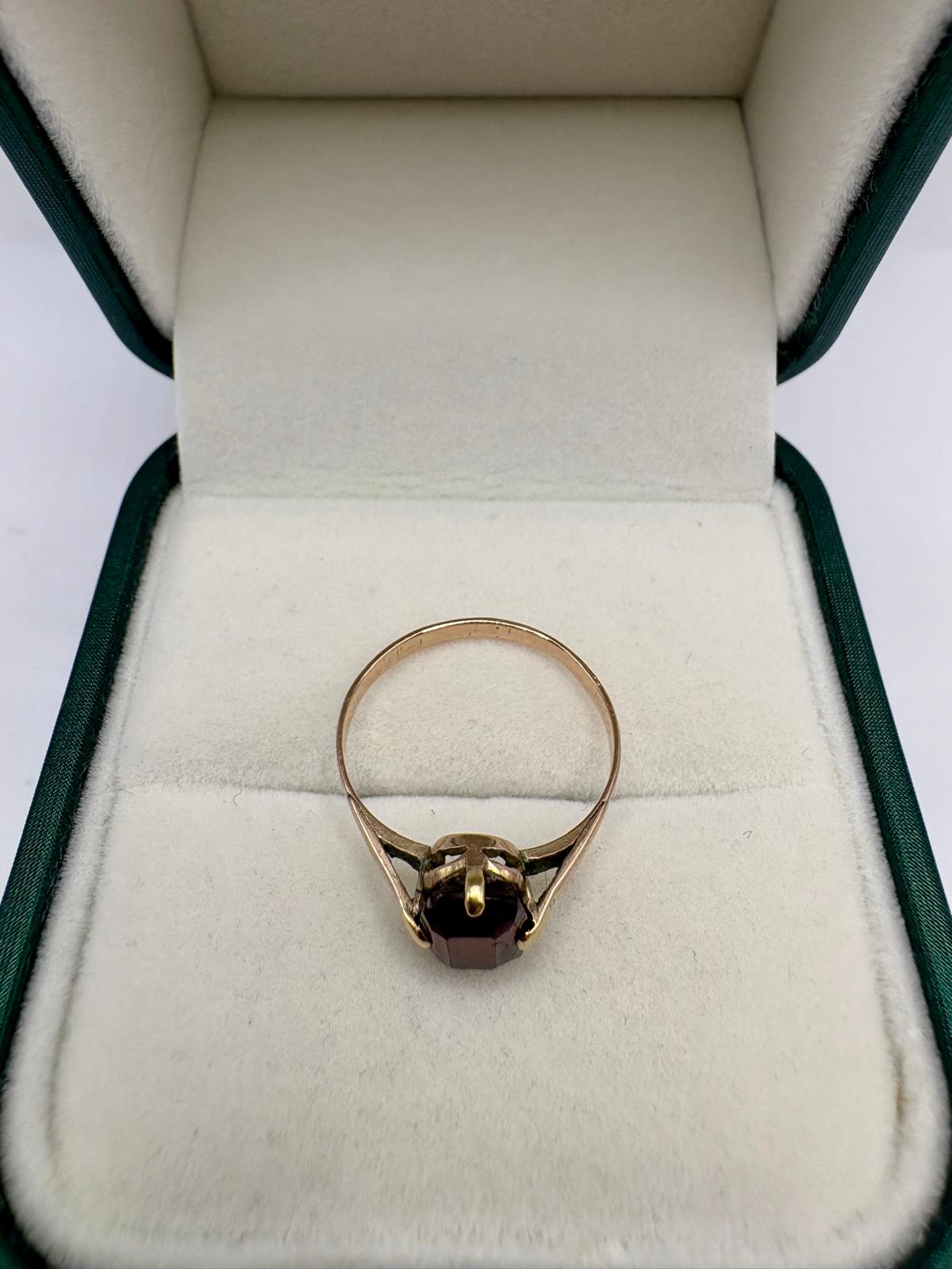 9ct gold garnet ring