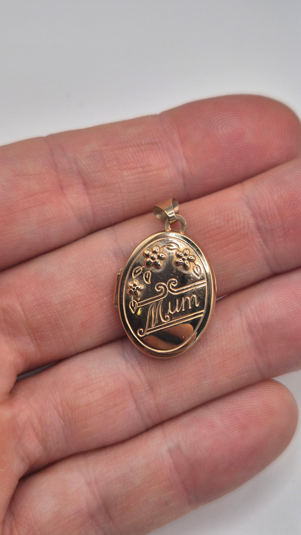 9ct gold floral mum locket