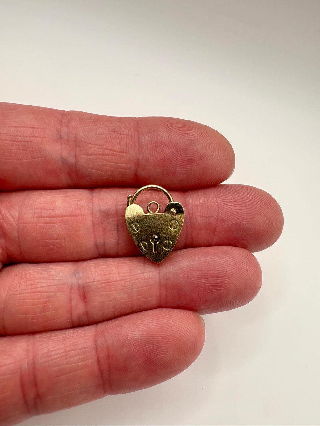 9ct gold padlock (3)