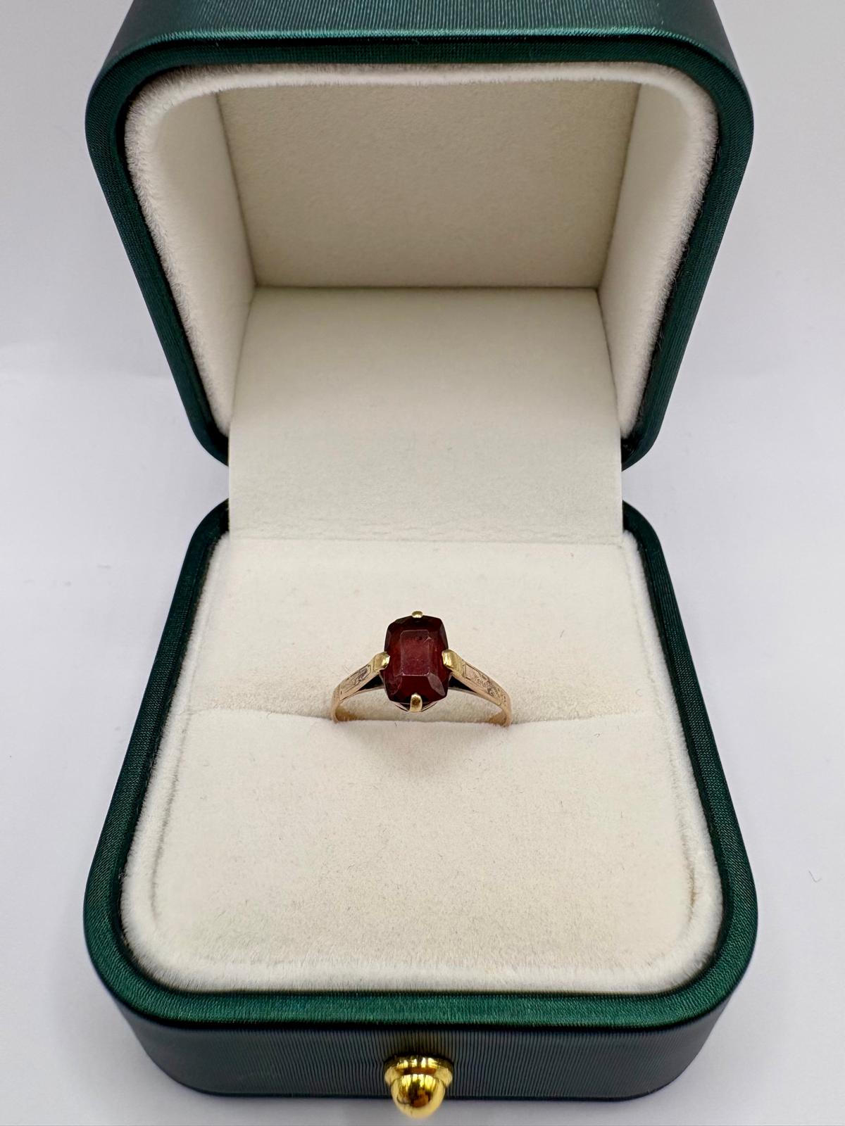9ct gold garnet ring