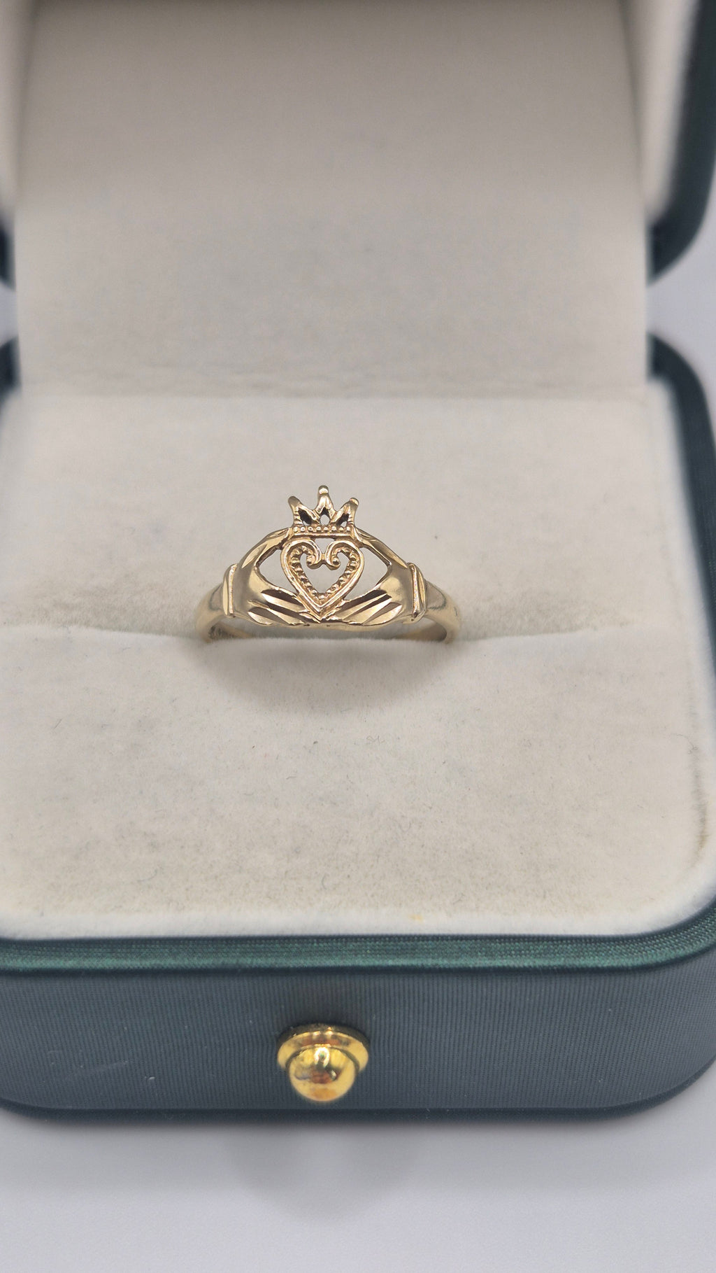9ct gold claddagh ring