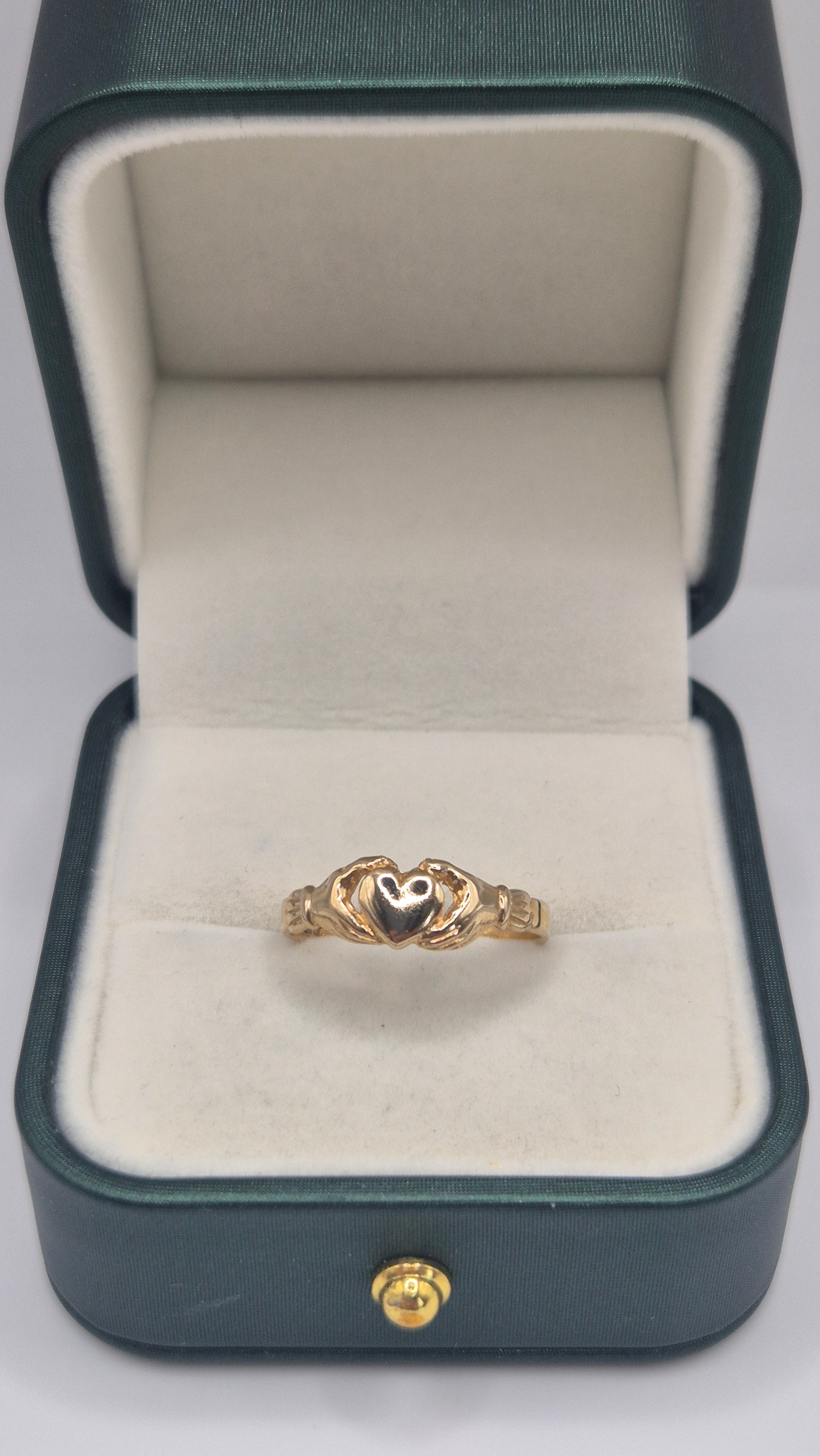 9ct gold claddagh ring