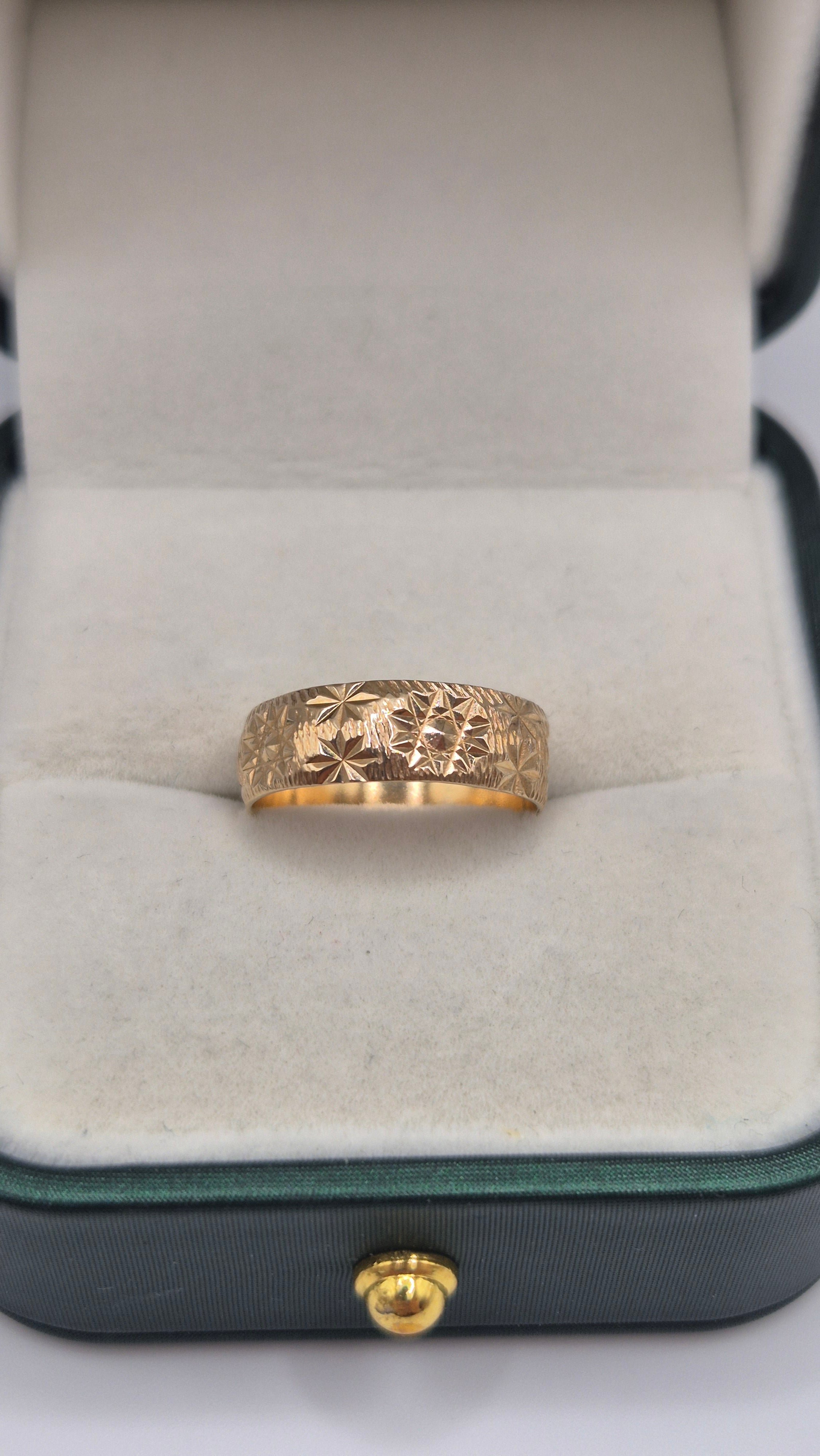 9ct gold patterned band ring