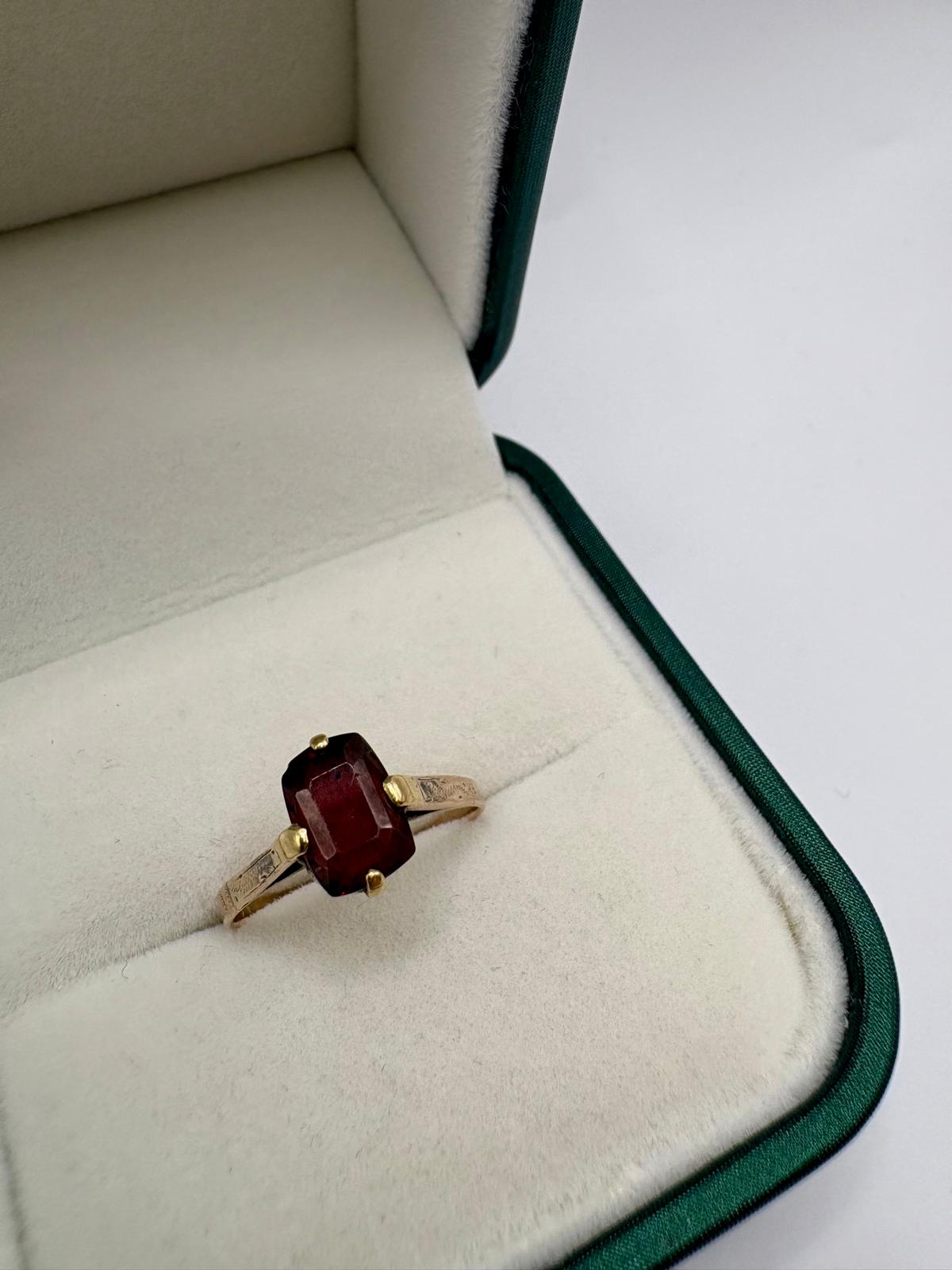9ct gold garnet ring