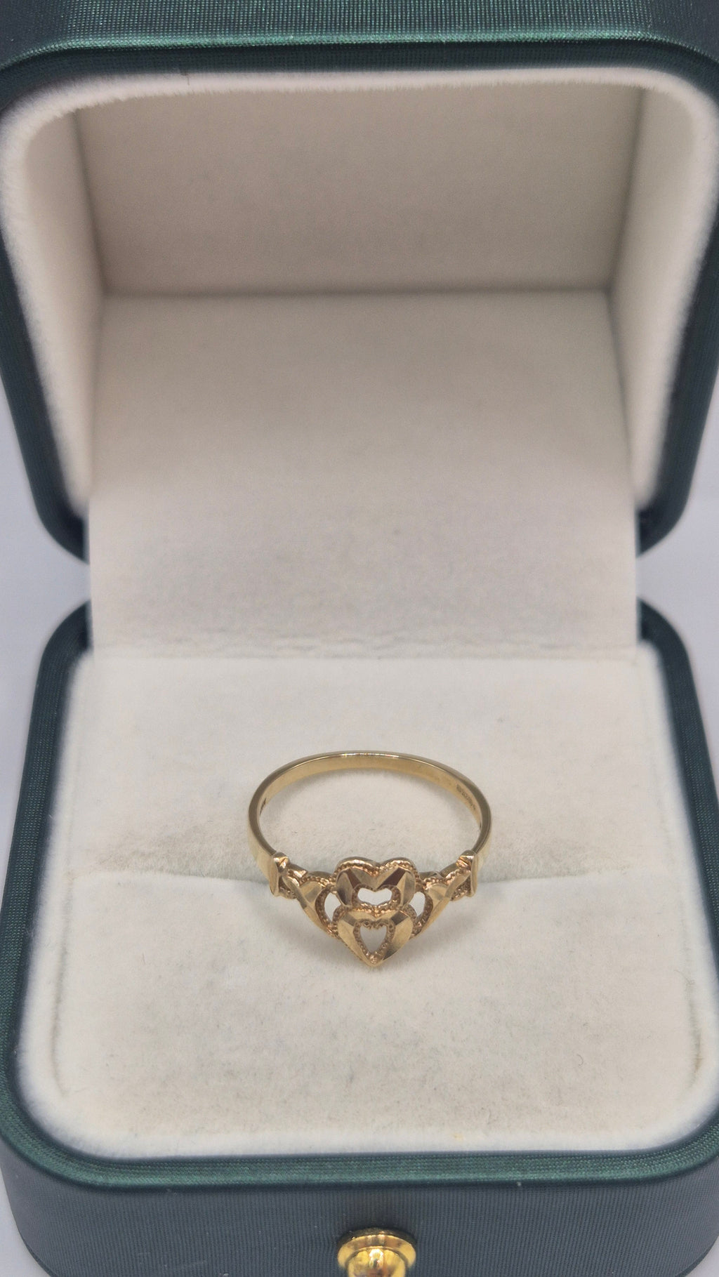 9ct gold heart patterned ring