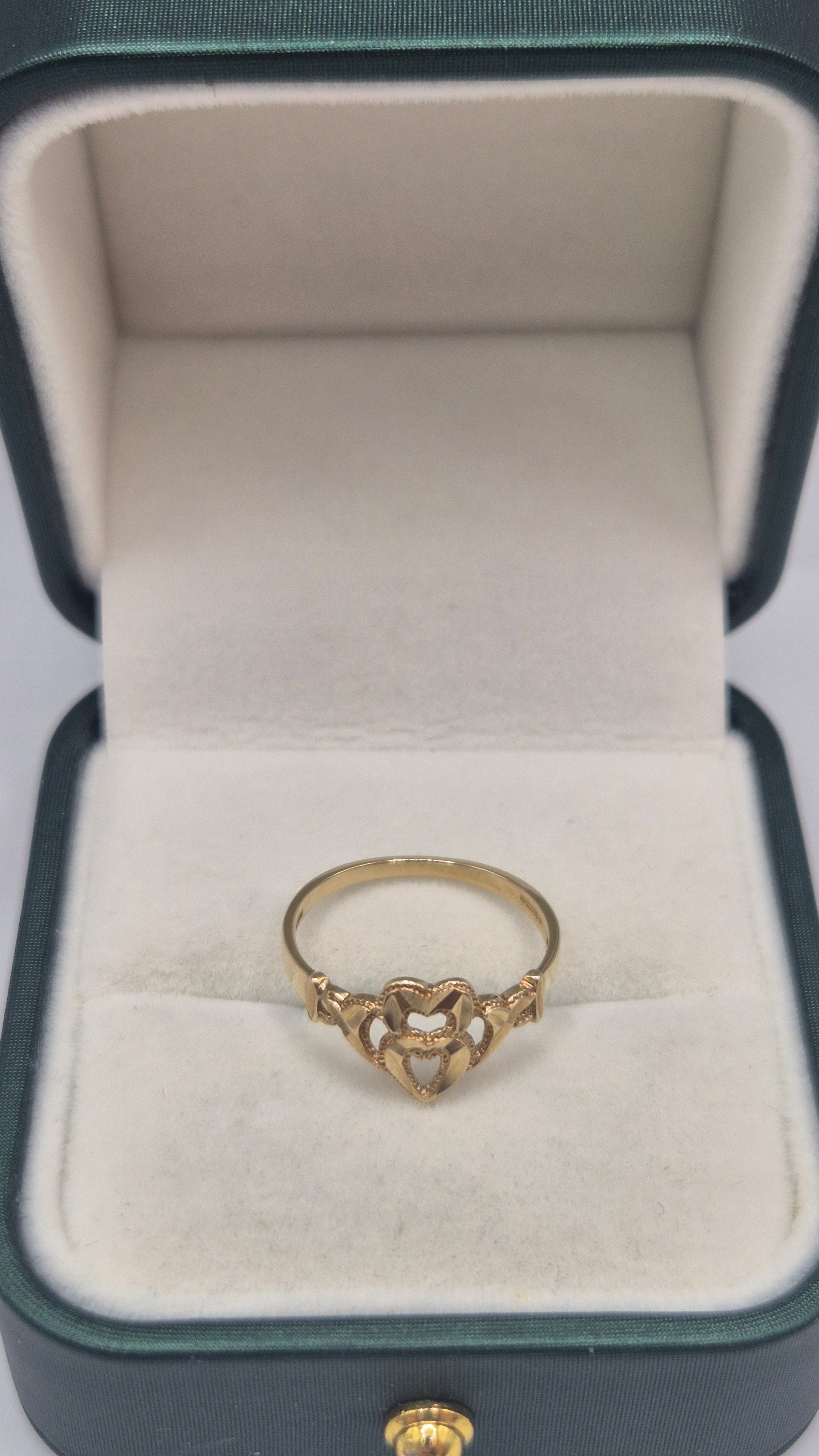 9ct gold heart patterned ring