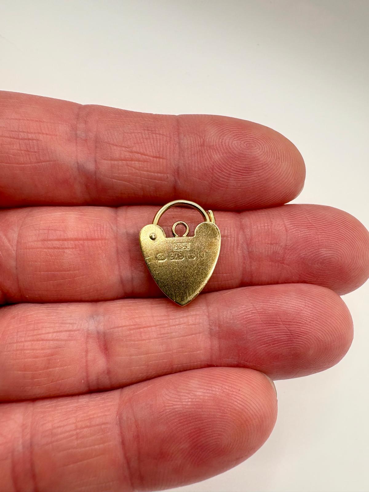 9ct gold padlock (3)