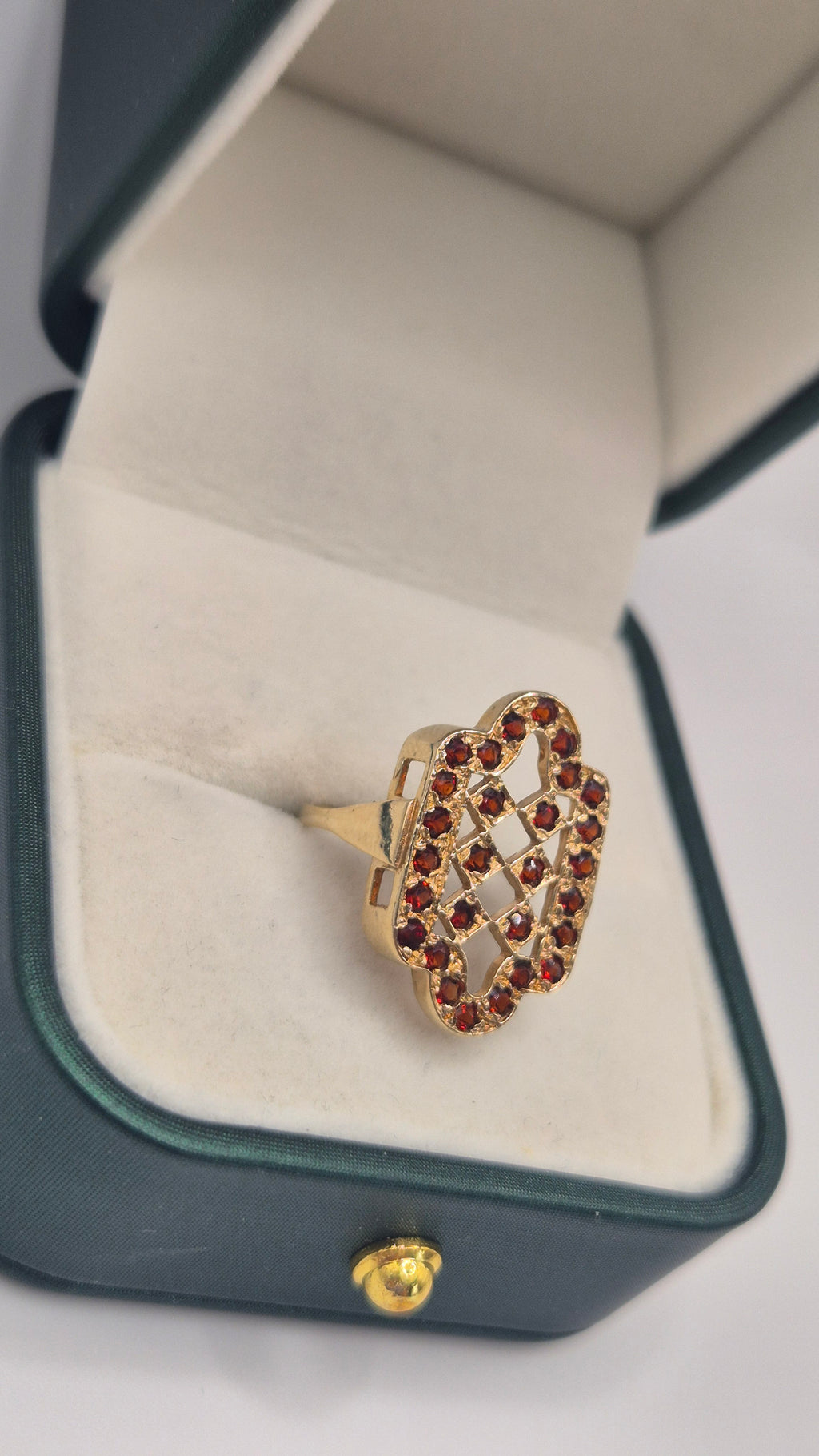 9ct gold garnet ring