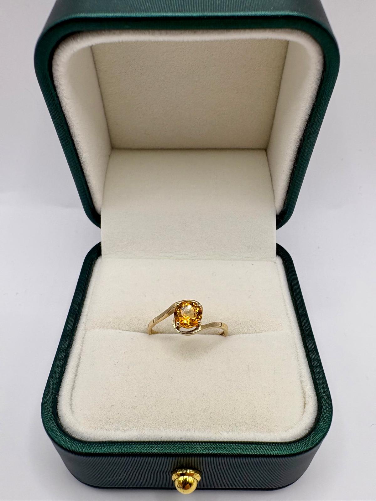 9ct gold quartz ring