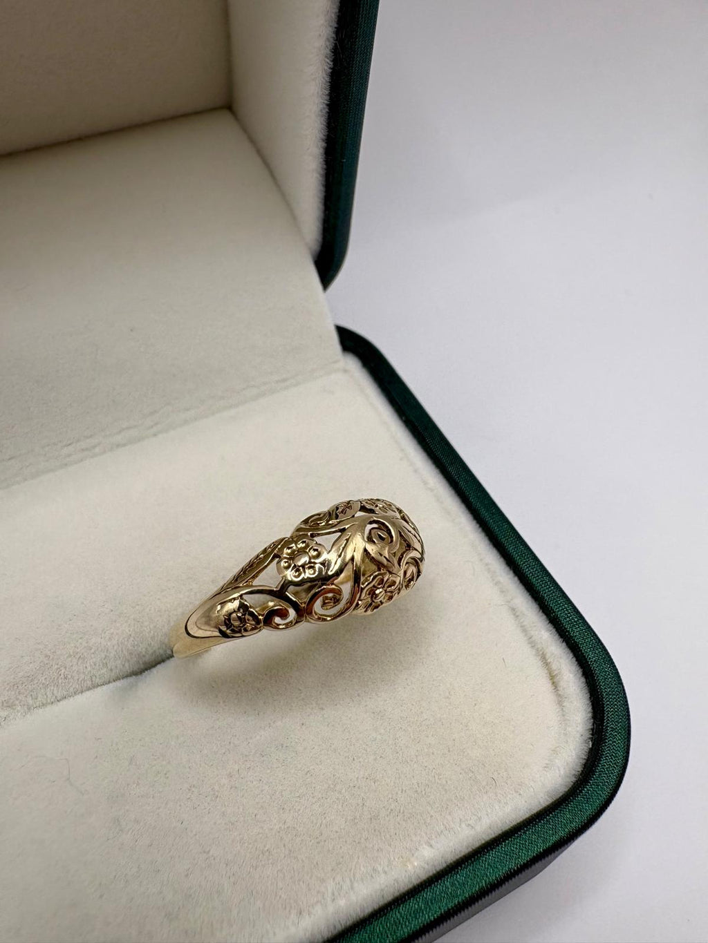 9ct gold patterned ring