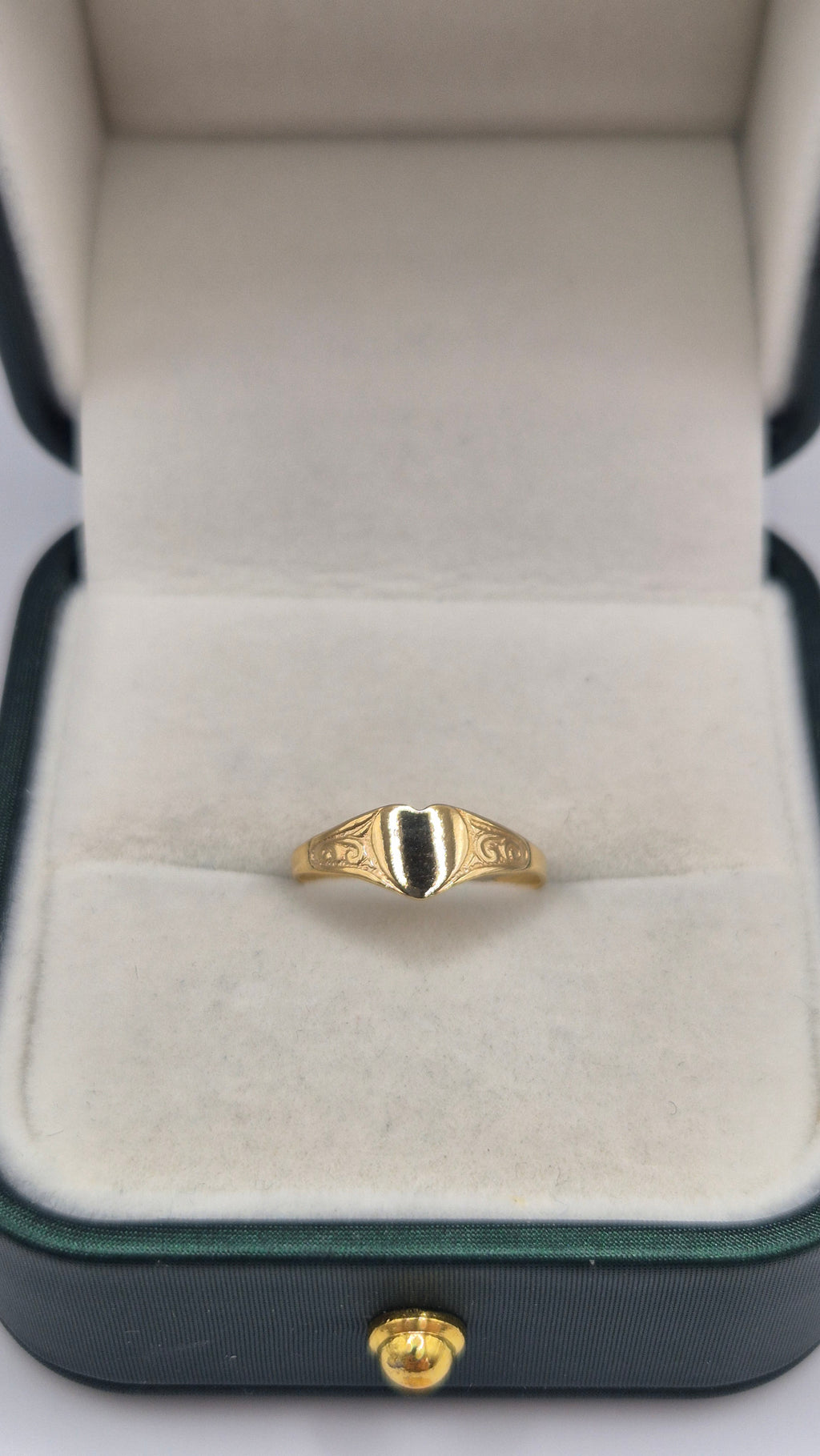 9ct gold heart signet ring