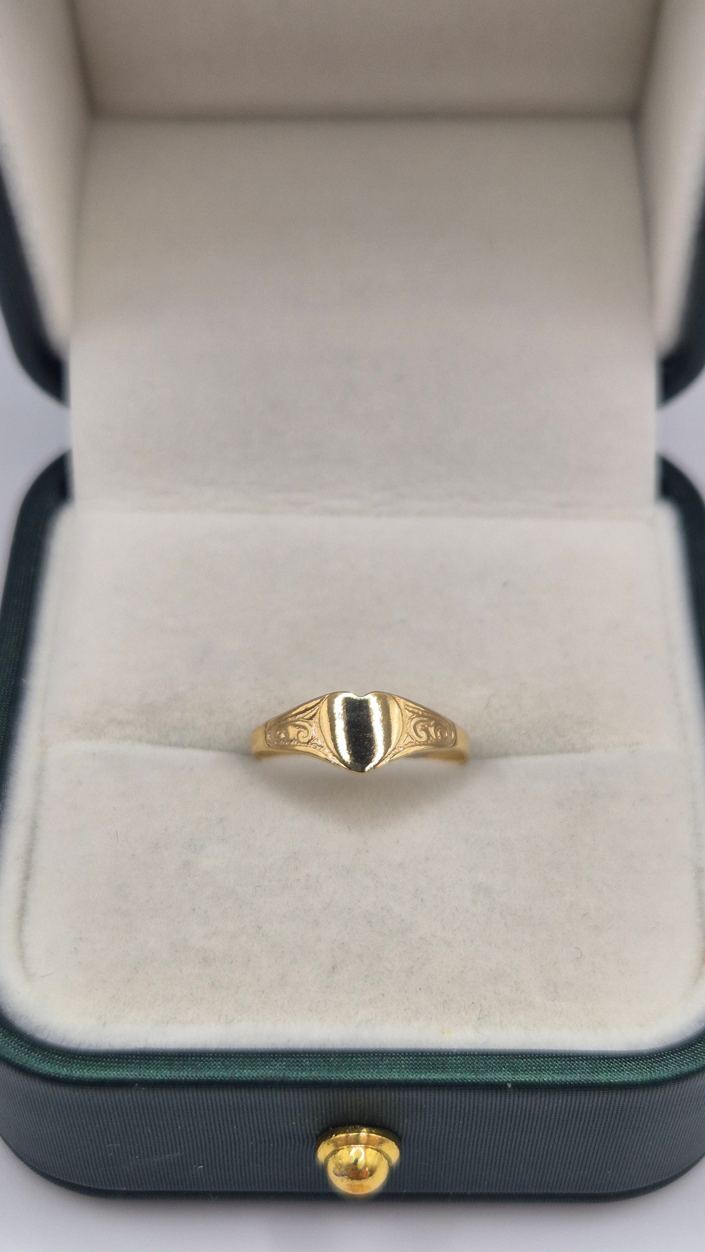 9ct gold heart signet ring