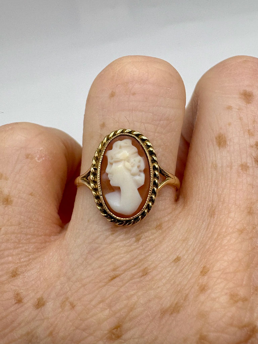 9ct gold cameo ring