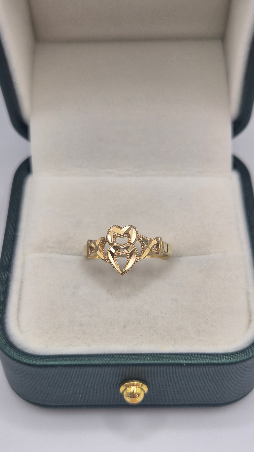 9ct gold heart patterned ring