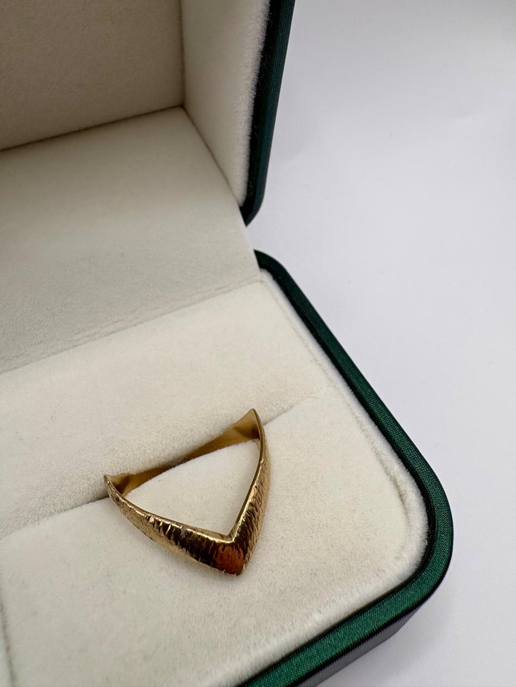 9ct gold patterned double wishbone ring