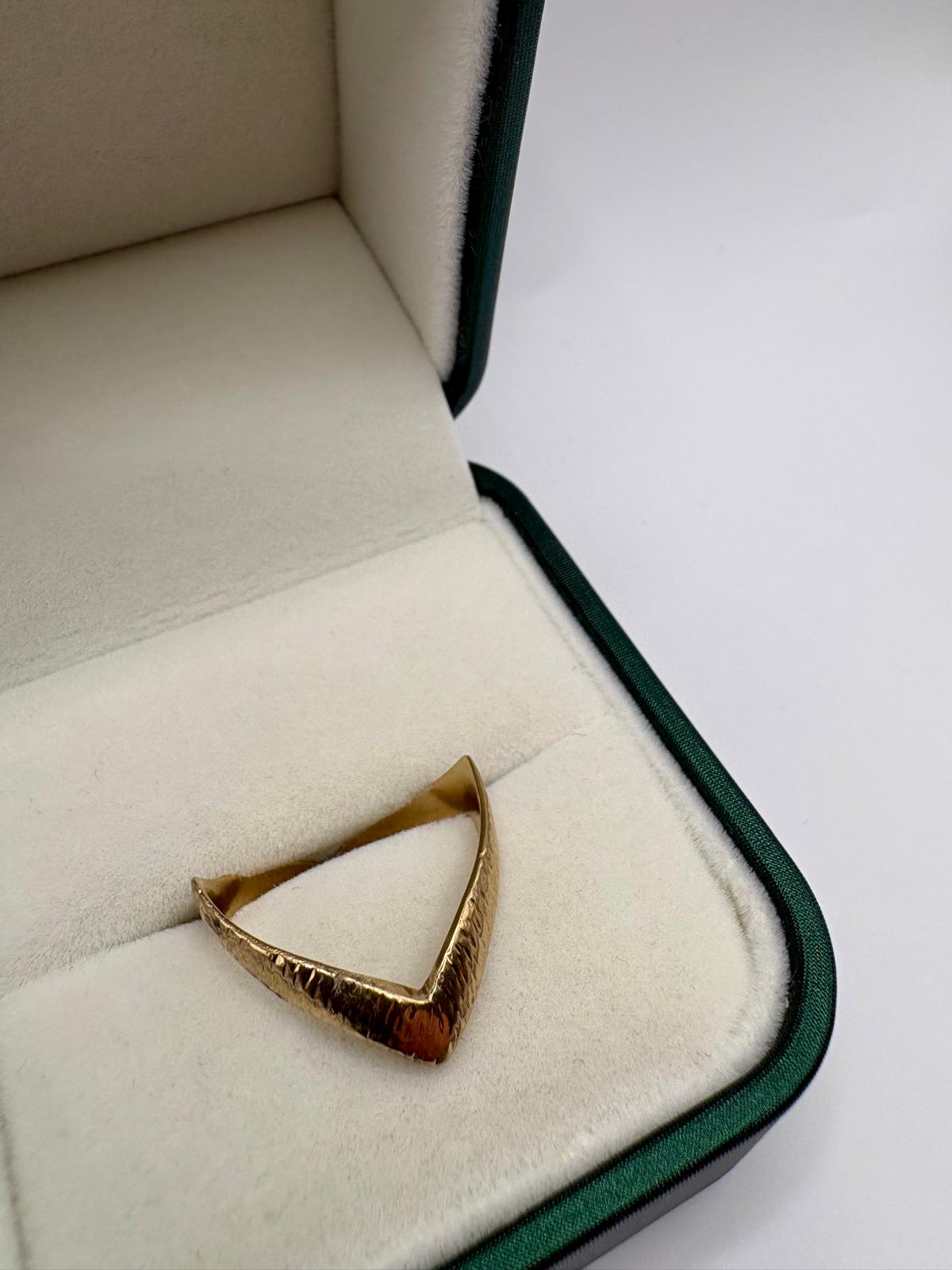 9ct gold patterned double wishbone ring