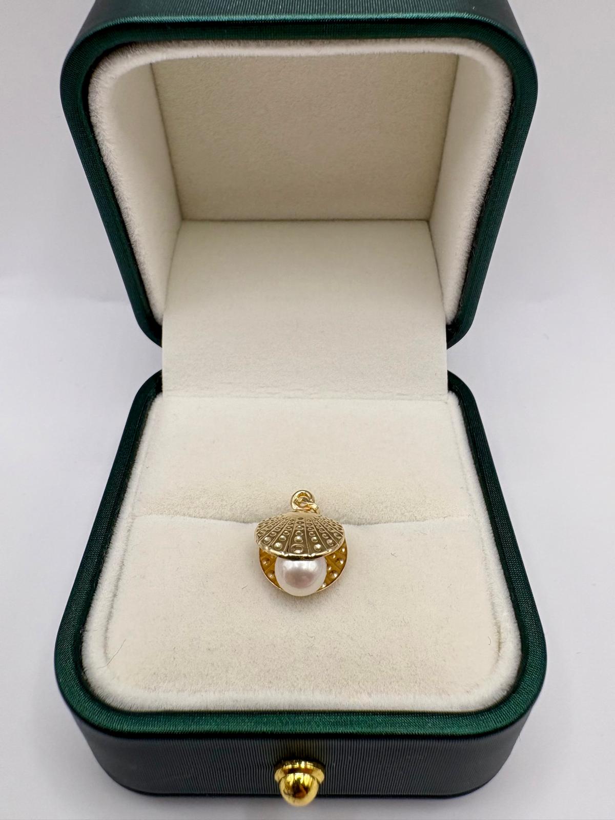 9ct gold oyster pearl charm