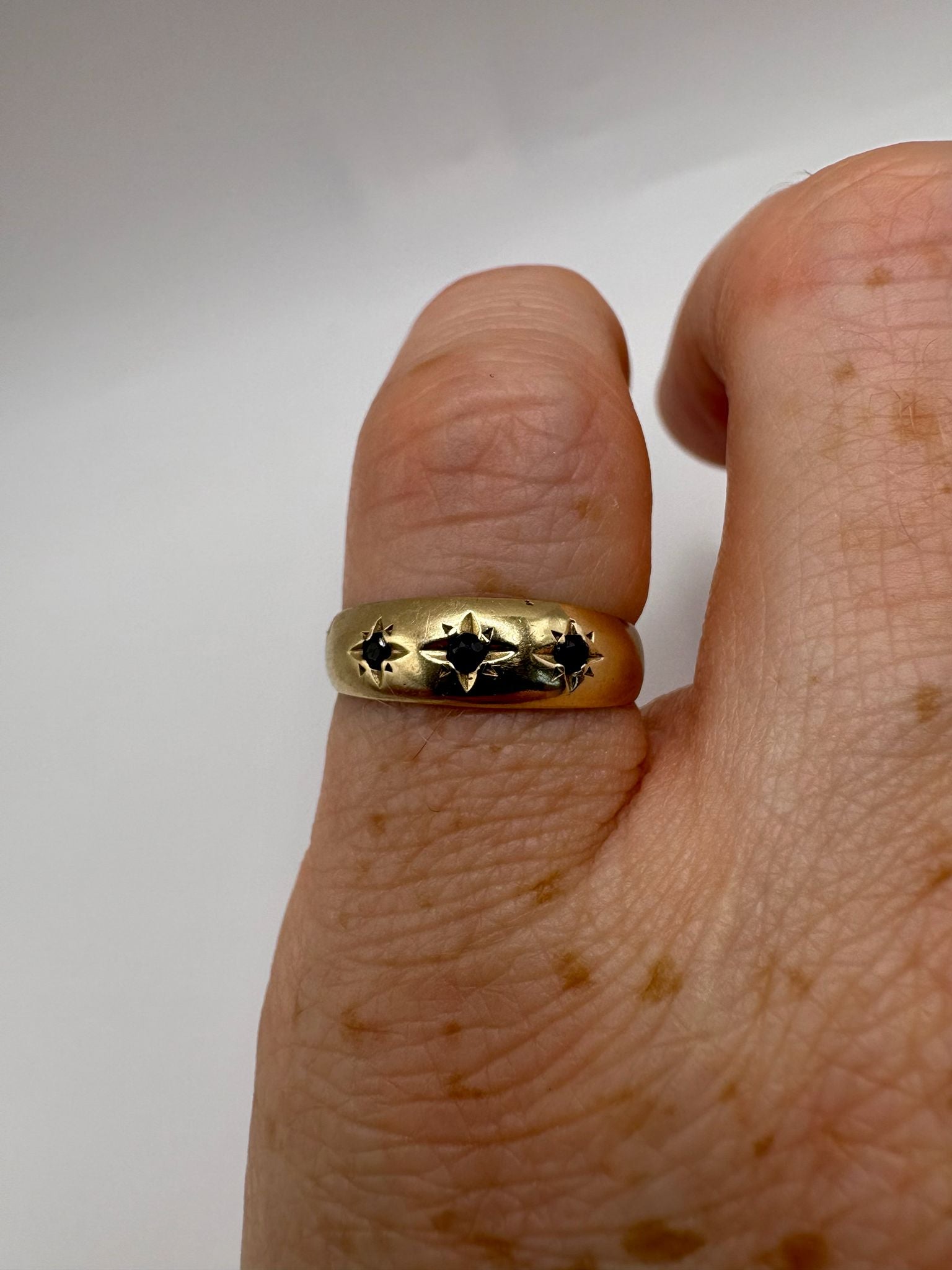 9ct gold sapphire gypsy ring