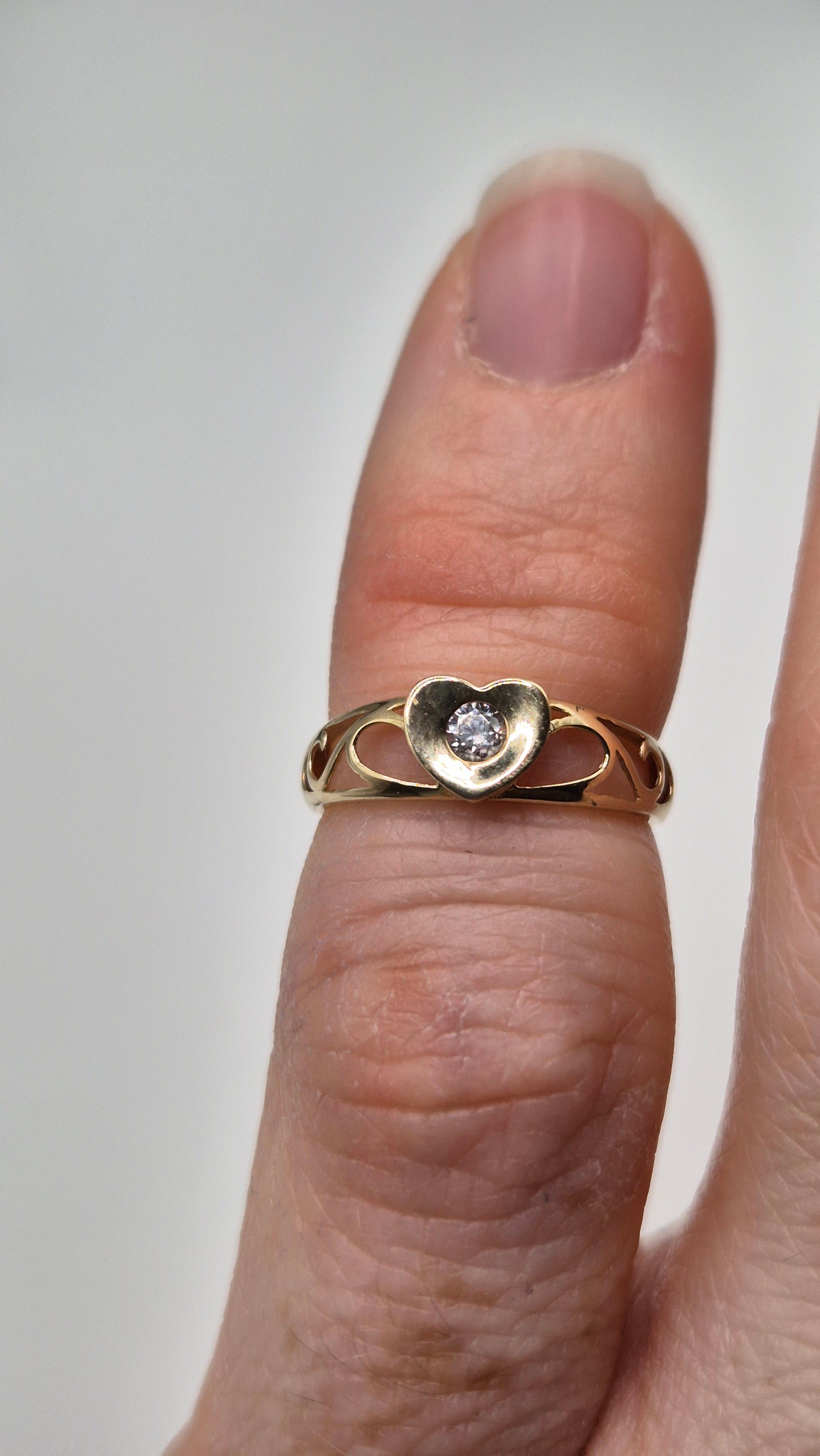 9ct gold cz heart signet ring