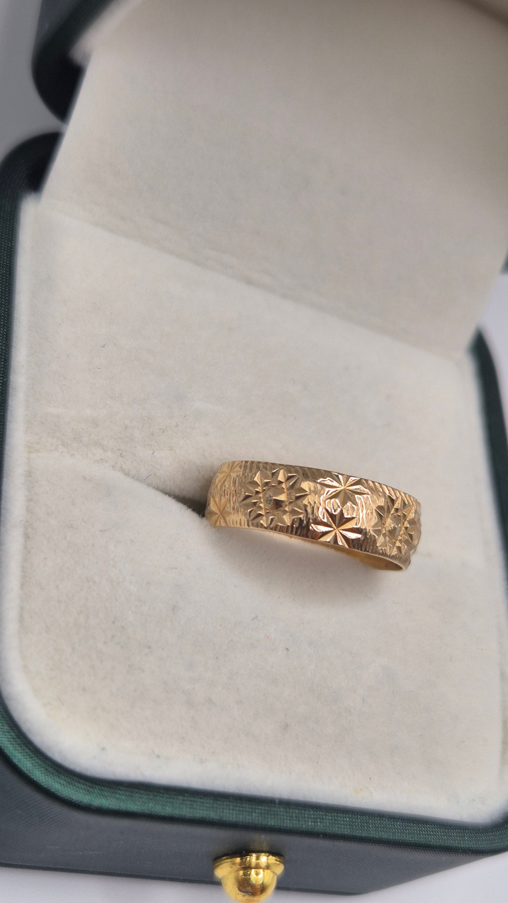 9ct gold patterned band ring