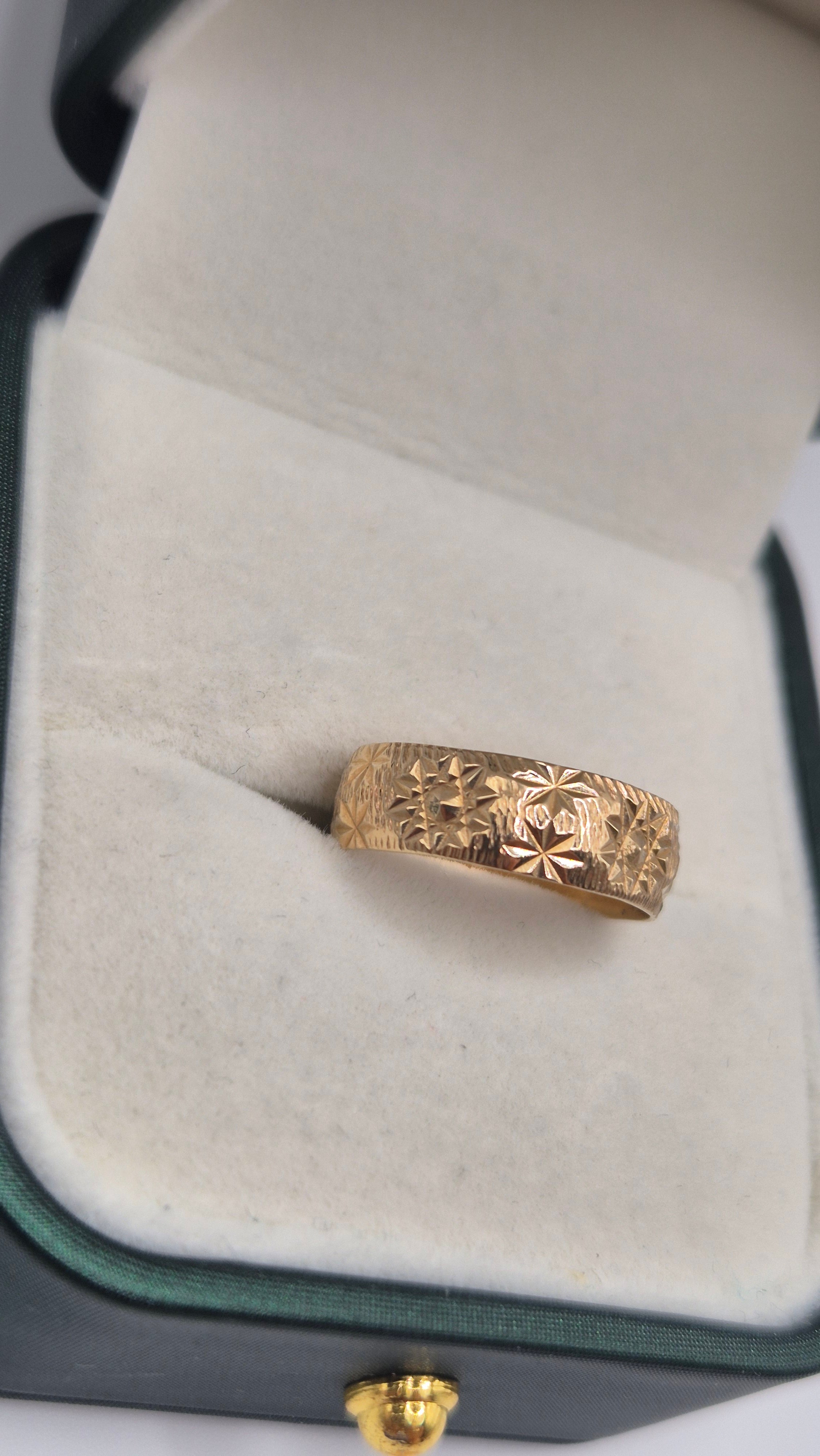 9ct gold patterned band ring