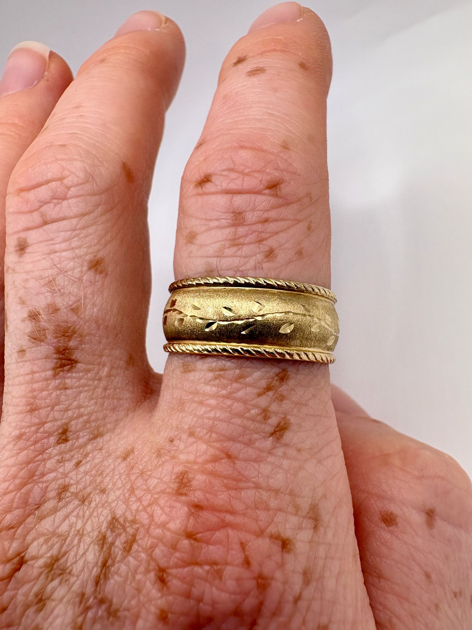 9ct gold patterned gold ring