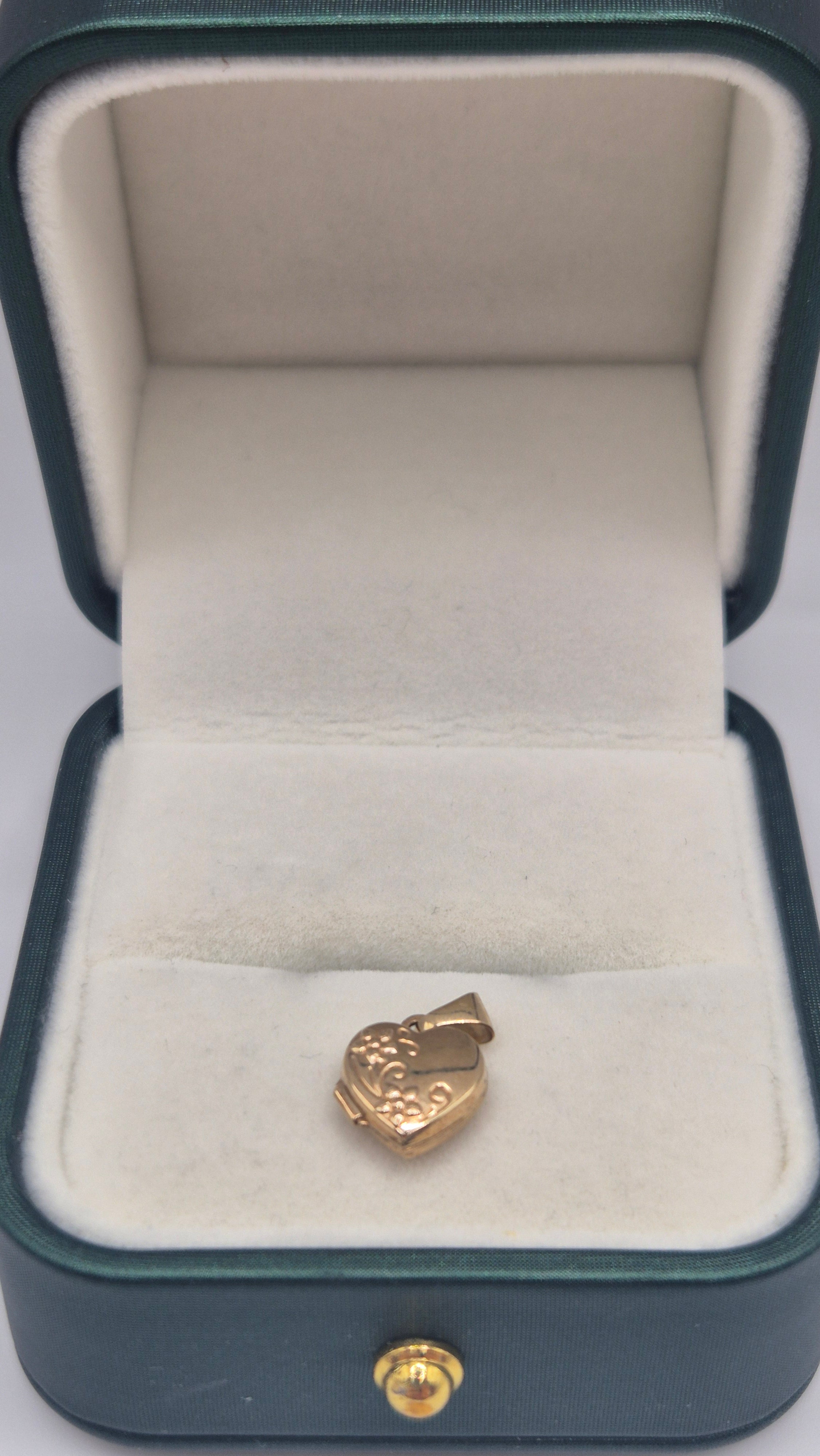 9ct gold heart locket