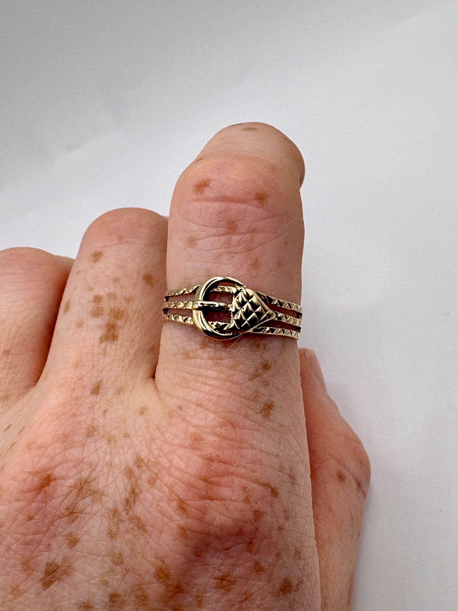 9ct gold buckle ring