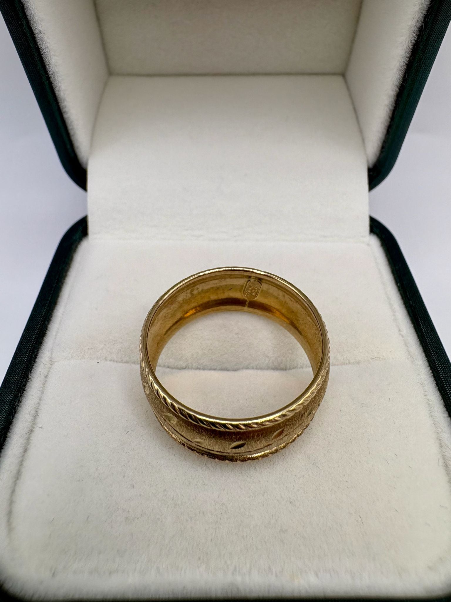 9ct gold patterned gold ring