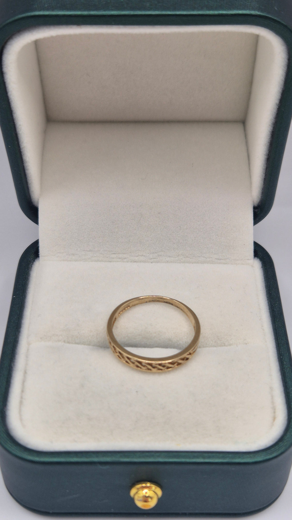 9ct gold patterned band ring