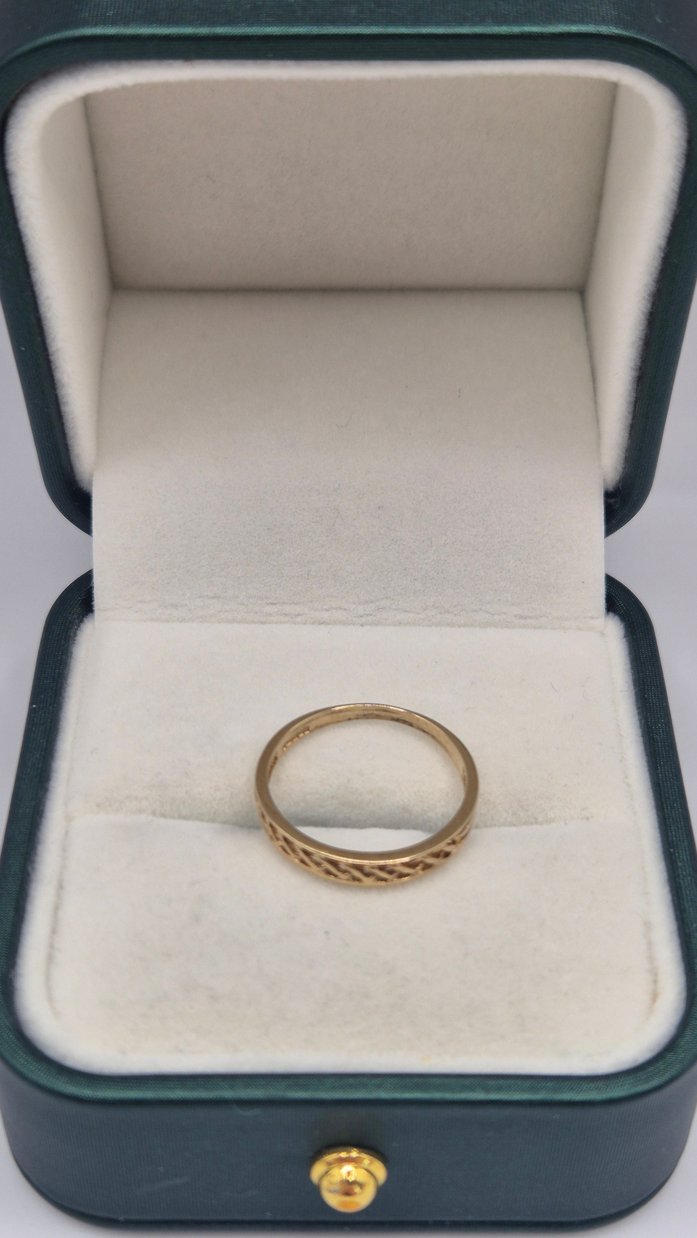 9ct gold patterned band ring