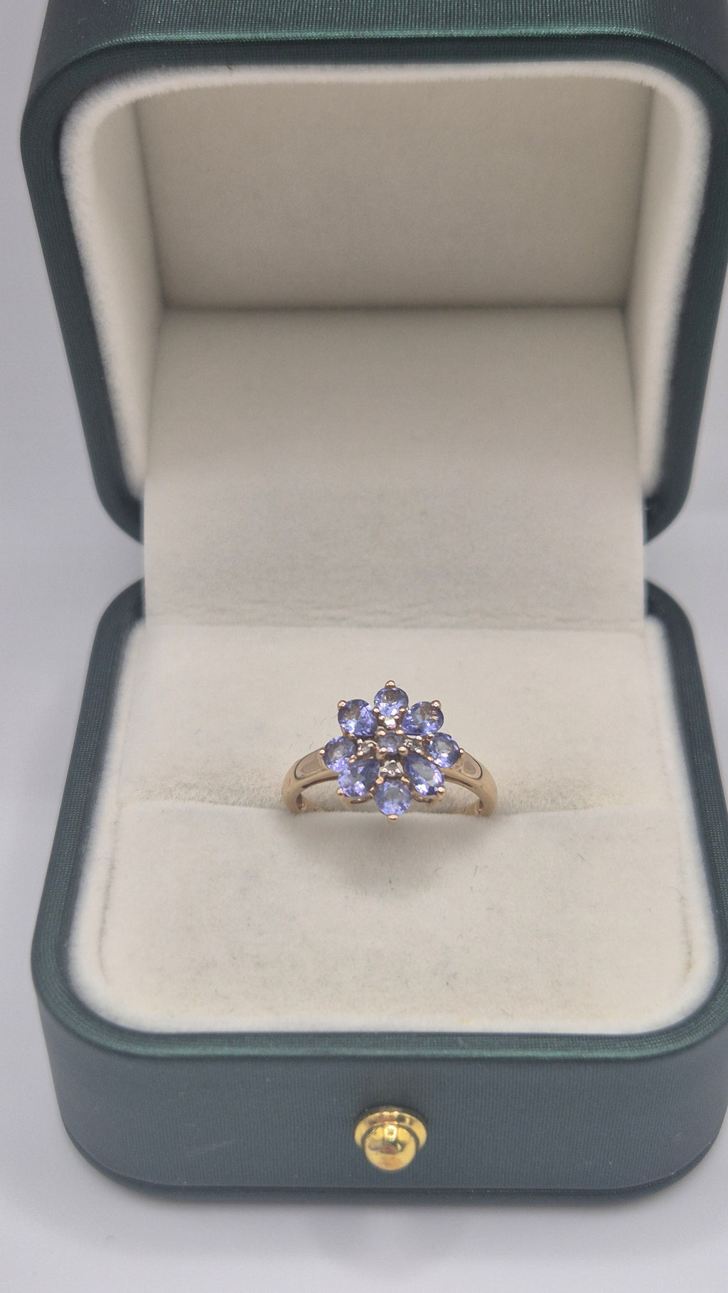 9ct gold tanzanite and diamond cluster ring